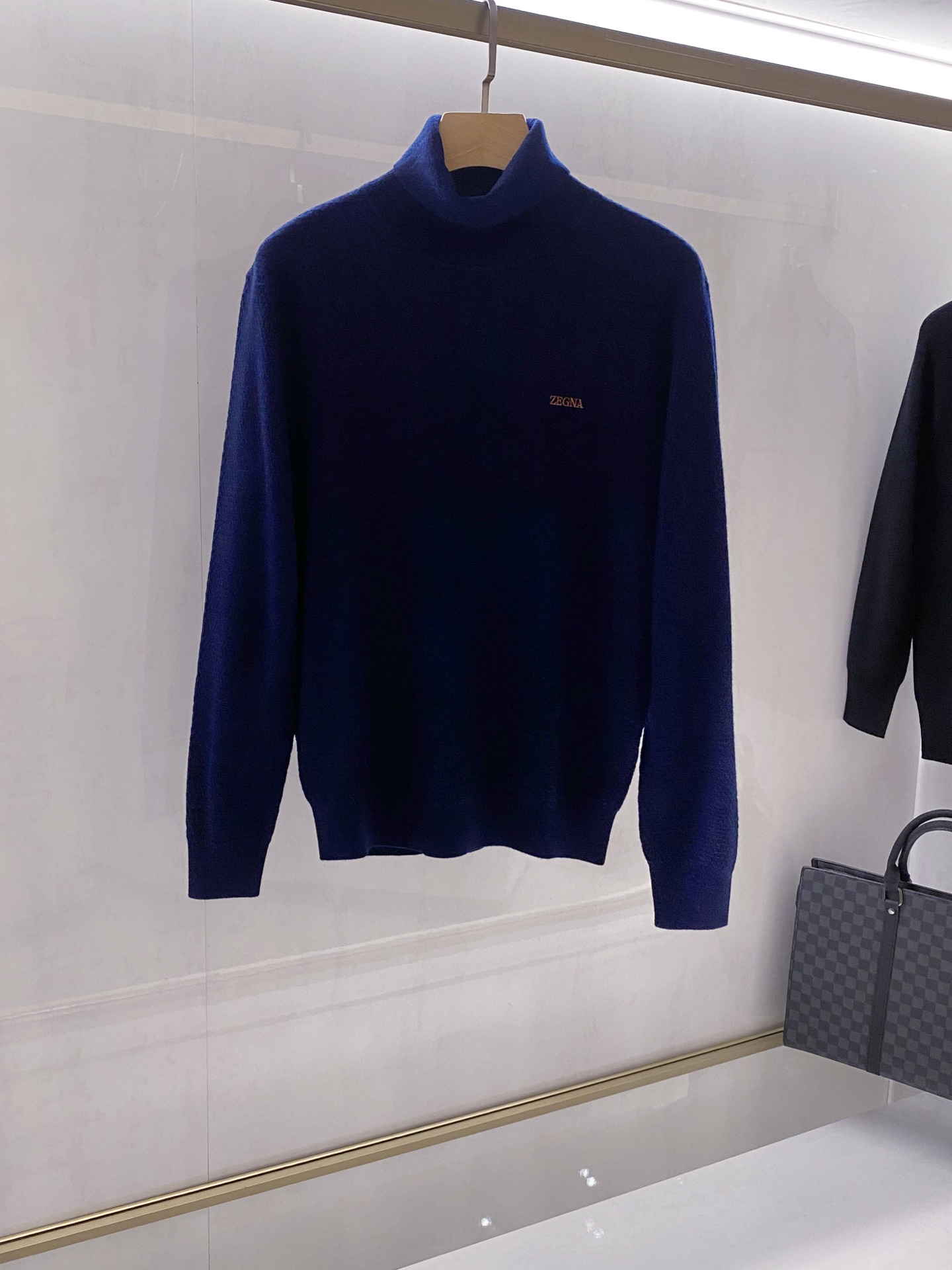 NO:646748,[Unlock the sense of luxury in winter, the latest winter items are coming] EZ men’s classic turtleneck sweater!  Demonstrating ultimate elegance and excellent quality!  In the vast galaxy of fashion, the EZ turtleneck sweater is like a bright star. With its impeccable quality and unique design, it has become the favorite choice of many people who pursue a quality life. The finest fabrics, luxurious warmth. The EZ turtleneck sweater is carefully selected from high-quality wool. Each fiber is derived from carefully selected high-quality wool raw materials. After multiple fine processes, it gives the sweater a soft touch like a cloud.  This kind of wool fabric has natural thermal insulation properties and can quickly lock in heat. Even in the cold winter, it can keep your whole body tightly wrapped in warmth. At the same time, its excellent breathability can discharge moisture in time, keeping your skin dry and comfortable. Moreover, the excellent resilience of wool fabric makes the sweater not easy to deform after being worn for a long time, and it is always crisp and stylish, showing your elegant style at all times. Classic navy blue, a versatile choice.  Deep navy blue is the classic color of EZ turtleneck sweaters. It is like the deep sea at night, mysterious and calm, restrained yet revealing a noble temperament. Navy blue is not only a timeless classic color in the fashion industry, but also has strong matching adaptability.  Paired with a crisp suit, you can instantly create a calm and capable elite image in business situations; combined with casual jeans and sneakers, you can create a casual and casual atmosphere. Whether it is a formal business event or weekend leisure time, you can easily control it and become a versatile tool in your wardrobe. Simple embroidery, brand imprint  The exquisite 'ZEGNA' embroidered logo on the chest is a highlight of this sweater that cannot be ignored. The exquisite embroidery craftsmanship accurately outlines every stitch and thread, and the letter lines are smooth and neat. The color forms a harmonious and eye-catching contrast with the navy blue body. This small embroidered logo is not only a symbol of Zegna's brand identity, but also the condensed spirit of the brand's century-old craftsmanship. It silently tells the brand's persistent pursuit of quality and fashion, allowing the wearer to show his unique taste and style in every gesture.  High collar design, both stylish and stylish. The high collar design embodies the practicality and fashion sense of this sweater. The right height can effectively resist the cold wind and provide intimate warmth and care for the neck without causing a sense of restraint. From a fashion point of view, the high collar design can cleverly modify the neck line, making the wearer's figure appear taller and slender, adding elegance and confidence.  .Whether it is worn alone to show a simple and elegant style, or worn as an inner layer with a jacket, it can show different fashion charms and add a lot of points to the overall look. Ingenious version, comfortable and stylish. The version of Ermenegildo Zegna turtleneck has been carefully designed and follows ergonomic principles to fit the body curve while giving enough space for movement.  The slightly slim cut can naturally outline the wearer's figure, showing a good posture without making people feel tight. Whether it is a man with a strong figure or a woman who pursues elegance, this sweater can create a fashionable and decent image. It perfectly adapts to various body shapes and perfectly blends comfort and fashion.  With its excellent fabrics, classic colors, exquisite details, practical design and perfect fit, Zegna turtleneck sweaters have become synonymous with fashion and quality, and are a must-have item to enhance the taste and texture of your wardrobe. Size M-XXXL Color dark blue,,zegna,sneakers,jeans,jackets & coats,sweaters,business suit,alexander wang19860909【解锁冬日高级感,冬季最新单品来袭】EZ家男士经典高领羊毛衫！演绎极致优雅与卓越品质！ 在时尚的浩瀚星河中,EZ家高领毛衣宛如一颗璀璨的恒星,以它无可挑剔的品质与独具匠心的设计,成为了众多追求品质生活人士的挚爱之选. 至臻面料,奢享温暖 EZ家高领毛衣严选高品质羊毛,每一根纤维都源自精心挑选的优质羊毛原材,经过多道精细工序处理,赋予毛衣云朵般轻柔的触感. 这种羊毛面料具备天然的保暖属性,能快速锁定热量,即便在凛冽寒冬,也能让你周身被温暖紧紧包裹.同时,出色的透气性,能及时排出湿气,让肌肤始终保持干爽舒适.而且,羊毛面料出色的回弹性,使得毛衣久穿不易变形,始终挺括有型,时刻彰显你的优雅风范. 经典藏蓝,百搭之选 深邃的藏蓝色,是EZ家高领毛衣的经典色调.它如同夜幕下的深海,神秘而沉稳,内敛中又透露出高贵的气质.藏蓝色不仅是时尚界永不过时的经典色,更拥有极强的搭配适应性. 搭配一套笔挺的西装,瞬间塑造出商务场合中沉稳干练的精英形象；与休闲牛仔裤、运动鞋组合,则能营造出随性自在的休闲氛围,无论是正式商务活动,还是周末休闲时光,都能轻松驾驭,成为你衣橱中的百搭利器. 简约刺绣,品牌印记 胸前精致的“ZEGNA”刺绣标识,是这款毛衣不容忽视的细节亮点.精湛的刺绣工艺,将每一针每一线都精准勾勒,字母线条流畅且工整,色彩与藏蓝色的衣身形成和谐又醒目的对比. 这一小小的刺绣标识,不仅是杰尼亚品牌身份的象征,更是品牌百年匠心精神的凝聚,无声地诉说着品牌对品质和时尚的执着追求,让穿着者举手投足间尽显独特品味与格调. 高领设计,型格兼备 高领的设计,是这款毛衣实用性与时尚感兼具的体现.恰到好处的高度,既能有效抵御寒风侵袭,为颈部提供贴心的保暖呵护,又不会产生束缚感.从时尚角度来看,高领设计能够巧妙修饰颈部线条,让穿着者的身形更显挺拔修长,增添一份优雅与自信 .无论是单穿展现简洁大方的风格,还是作为内搭与外套搭配,都能展现出不同的时尚魅力,为整体造型加分不少. 匠心版型,舒适有型 杰尼亚高领毛衣的版型经过精心设计,遵循人体工学原理,贴合身体曲线的同时又给予足够的活动空间. 略微修身的剪裁,能够自然地勾勒出穿着者的身形轮廓,展现出良好的体态,却不会让人感到紧绷.无论是身材健硕的男士,还是追求优雅气质的女士,都能通过这款毛衣塑造出时尚且得体的形象,完美适配各种身形,将舒适与时尚融合得恰到好处. 杰尼亚高领毛衣,凭借其卓越的面料、经典的色彩、精致的细节、实用的设计以及完美的版型,成为了时尚与品质的代名词,是提升衣橱品味与质感的必备单品. 尺码M-XXXL 颜色深蓝色,,zegna,sneakers,jeans,jackets & coats,sweaters,business suit,alexander wang,Men's clothing