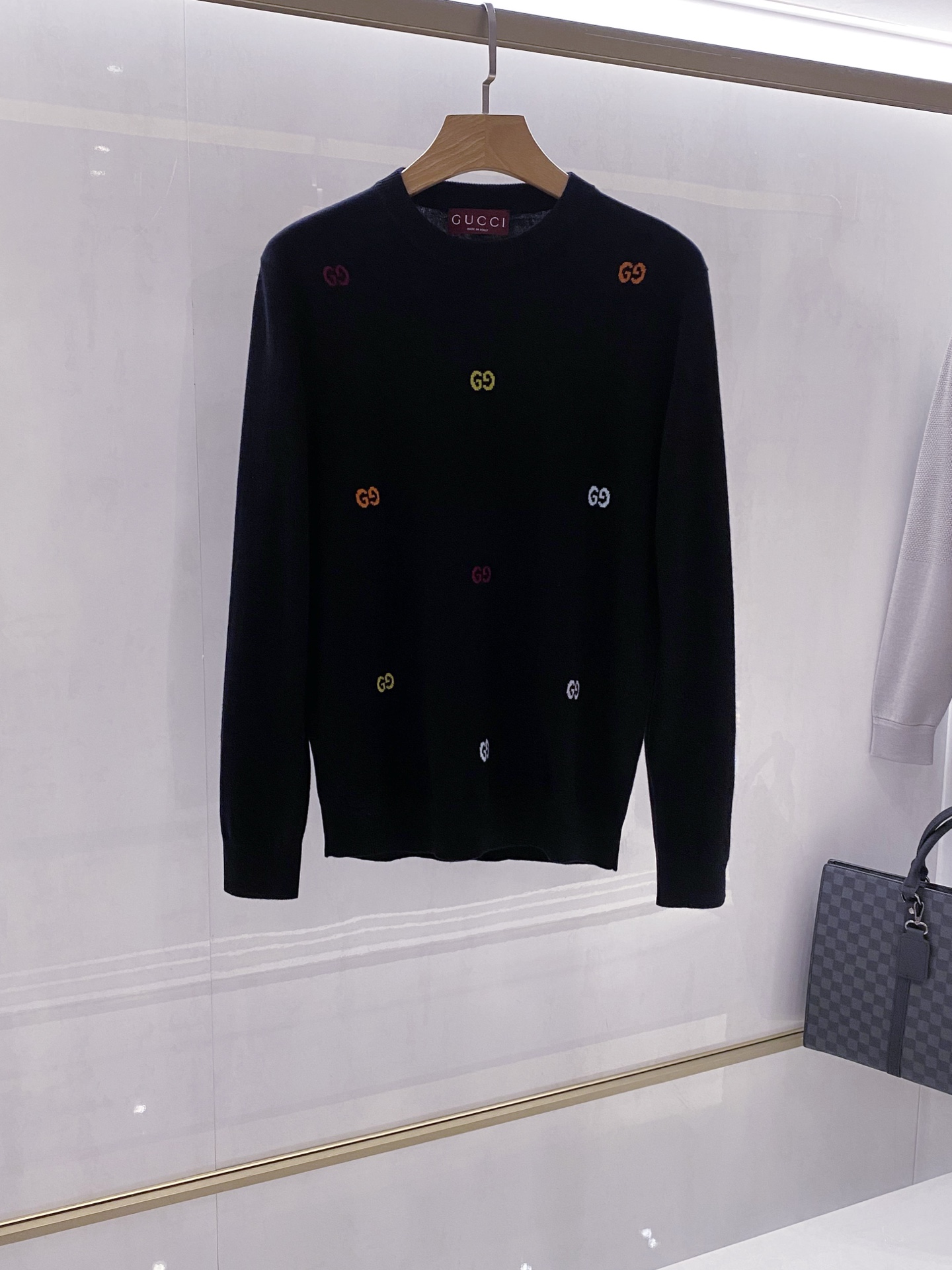 NO:646756,[Premium Collection] G’s fashionable and versatile crew neck sweater is now online, unlocking light and luxurious texture for autumn and winter!  Made of selected wool fabric, it has a soft and delicate touch and good skin-friendliness, bringing a warm and comfortable wearing experience, as if you are being gently wrapped by clouds. The classic round neck design is simple, elegant and non-confrontational, and can easily adapt to various neck lines to create a casual and elegant neck profile.  The body of the garment is covered with the colorful G family's classic double G logo. The colors are bright and the cutting is exquisite. Every detail demonstrates the brand's ingenuity. It is not only a symbol of the brand's identity, but also adds vitality to the pure black sweater, breaking the monotony and making the overall look more recognizable and fashionable!  Originated from Italy, it inherits the high-end clothing craftsmanship of G brand. From fabric selection to detail sewing, everything is strictly controlled and of high quality. It is the perfect combination of light luxury wear and daily practical wear. Whether it is worn alone to show personality or inner layering to create layers, it can be easily held and inject luxury style into your wardrobe. Color black Size M-XXXL, gucci, sweaters, alexander wang19860909【典藏臻品】G家时尚百搭圆领毛衣上线,为秋冬解锁轻奢质感穿搭！ 采用精选羊毛面料,触感柔软细腻,亲肤性佳,带来温暖舒适的穿着体验,仿佛被云朵轻柔包裹.经典圆领设计,简约大方不挑人,轻松适配各种脖颈线条,打造随性优雅的颈部轮廓. 衣身布满多彩G家经典双G标识,色彩鲜亮且剪花工艺精湛,每一处细节都彰显品牌匠心,既是品牌身份的象征,又为纯黑底色的毛衣增添灵动活力,打破单调感,让整体造型更具辨识度与时尚感！ 来源意大利,传承G家品牌的高端制衣工艺,从面料甄选到细节缝制,都严格把控,品质上乘,是轻奢穿搭与日常实穿的完美结合,无论是单穿展现个性,还是内搭营造层次,都能轻松hold住,为你的衣橱注入奢华风尚. 颜色黑色 尺码M-XXXL,,gucci,sweaters,alexander wang,Men's clothing