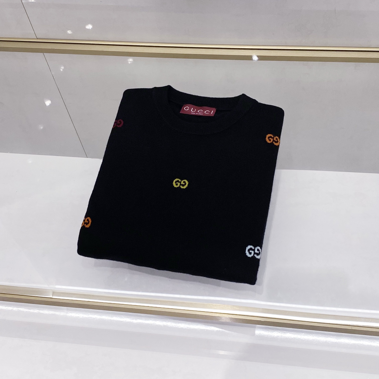 NO:646752,[Premium Collection] G’s fashionable and versatile crew neck sweater is now online, unlocking light and luxurious texture for autumn and winter!  It is made of selected wool fabric, which is soft and delicate to the touch, and has good skin-friendly properties, bringing a warm and comfortable wearing experience. It adopts cutting technology, and the colorful double G logo on the body is exquisite and three-dimensional, which is more agile on the pure black wool base. The simple round neck collocation is light and luxurious with a sense of detail.,,gucci,sweaters,alexander wang19860909【典藏臻品】G家时尚百搭圆领毛衣上线,为秋冬解锁轻奢质感穿搭！ 采用精选羊毛面料,触感柔软细腻,亲肤性佳,带来温暖舒适的穿着体验. 采用剪花工艺,衣身多彩双G标识精致立体,在纯黑羊毛底上更显灵动,简约圆领搭配,轻奢又有细节感.,,gucci,sweaters,alexander wang,Men's clothing