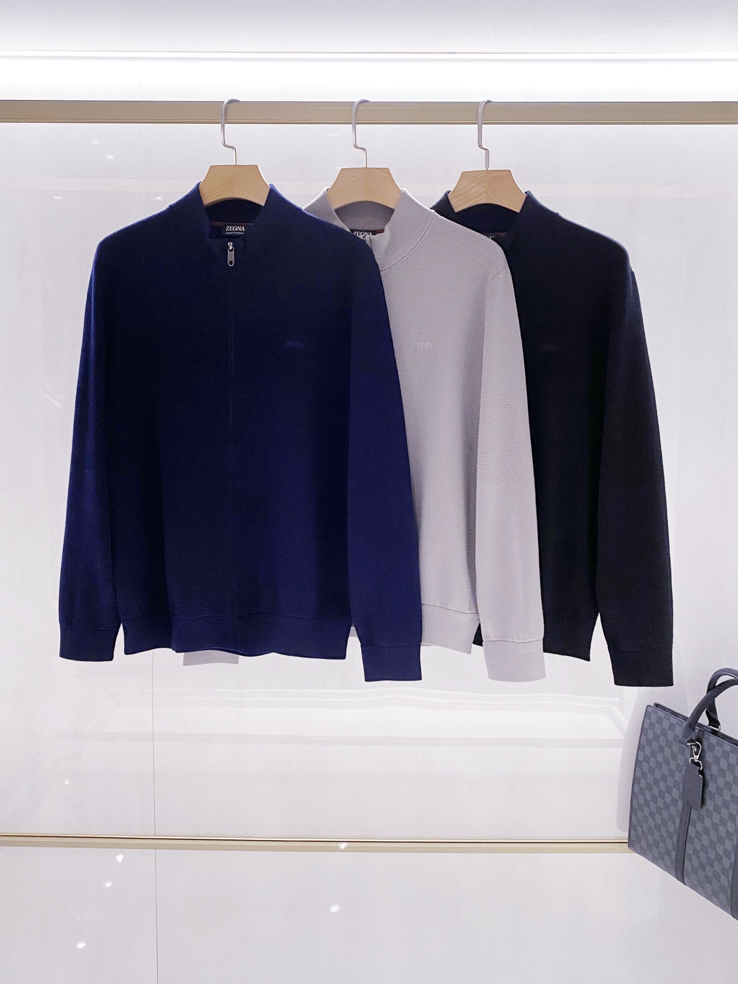 NO:646739,[Heavy Recommendation] EZ's new autumn and winter zipper knitted light sports wool jacket breaks the stereotyped business style and is the perfect combination of new business and light outdoor!  - Originated from Italy, with a rich heritage of craftsmanship. Originating from Italy, it inherits the EZ brand’s century-old clothing craftsmanship. Every stitch and every thread embodies the craftsman’s spirit. From fabric weaving to garment production, quality is strictly controlled to show the delicacy and sophistication of luxury products. It is an exquisite fusion of craftsmanship and art. - Delicate touch and extraordinary quality.  Selected 48-count high-count worsted wool, precision woven using advanced air-layer technology, the yarn is fine and tight, full of satin color, soft and skin-friendly, getting rid of the roughness of traditional wool, bringing a comfortable and close-fitting wearing experience. It is machine washable and anti-pilling, bringing unique convenience to your urban life. -Easy care, worry-free choice Specially selected top worsted yarn, supports machine washing (wool mode recommended), bid farewell to dry cleaning troubles, and easily maintain the new texture.  -Super cost-effective, uncompromising quality  Enjoy the delicate texture of high-count worsted wool at an affordable price, which is a wise choice for those who pursue quality life. - Select fine imitation wool imported from Australia, use air layer double-sided needles, superimpose sporty holes with different density, and fear the 'king of stitches' with the tightest, strongest and warmest tissue structure, clear texture, dense and straight. The skeleton is ready to stand, break the traditional shackles, relax, and feel the comfortable and high-end feeling brought by luxurious yarns!  Natural wool, luxurious and skin-friendly!  - Ingenious zipper design, the half-high collar with smooth zipper design can not only easily adjust the opening and closing of the neckline to adapt to different temperatures and dressing needs, but also adds a sense of neatness and modernity to the overall look. Whether you zip up the zipper to create a simple and capable business image, or unzip the zipper to create a casual and casual style, you can easily control it. - Exquisite everywhere, highlighting quality  The exquisite EZ Home embroidery logo on the body is low-key but highly recognizable, and is a silent manifestation of the brand's identity and high-end texture. The custom-made metal zipper has outstanding texture, smooth pulling, and can still maintain good condition after repeated use, and the details are full of luxury quality. The classic navy blue, light gray, black and other colors are versatile and easy to integrate into various dressing scenes, injecting high-end fashion into the wardrobe.  From fabric to craftsmanship, from design to details, this EZ zipper sweater perfectly combines luxury and practical wear. It is your best choice to enhance the texture of your outfit and show your taste. Colors: dark blue, light beige, black, sizes M-XXXL, jackets & coats, silk fabric, alexander wang19860909【重磅推荐】EZ家新品秋冬拉链针织轻运动羊毛外套,打破商务刻板风格,新商务与轻户外的完美结合！ -源自意大利,匠心底蕴 源自意大利,传承EZ家品牌百年制衣工艺.每一针每一线都凝聚着匠人精神,从面料编织到成衣制作,严格把控品质,尽显奢品的精致与考究,是工艺与艺术的精妙融合. -细腻触感,品质不凡 精选48支高支精纺羊毛,采用空气层先进工艺精密织造,纱线细腻紧密富有绸缎色泽,手感柔软亲肤,摆脱传统羊毛的粗糙感,带来舒适贴身的穿着体验.可机洗抗起球,为您的都市生活带来独一份的便利.  -轻松护理,省心之选  特选顶级精纺纱线,支持机洗（建议羊毛模式）,告别干洗烦恼,轻松保持如新质感.  -超高性价比,品质不妥协 用亲民的价格享受高支精纺羊毛的细腻质感,是追求品质生活人士的智慧选择.-甄选澳洲进口精仿羊毛,采用空气层双面针,叠加疏密不同的运动感孔洞,可畏“针法之王”最紧密.最结实.最保暖的组织结构,纹理清晰.致密挺拔.骨架铮然欲立,打破传统的束缚,松弛下来,感受奢华纱线带来的舒适高级感！天然羊毛,奢享亲肤！ -拉链巧思,造型随心 半高领搭配顺滑拉链设计,不仅能轻松调节领口开合度,适应不同温度与穿搭需求,还为整体造型增添了利落感与现代感.无论是拉上拉链打造简约干练的商务形象,还是拉开拉链营造随性休闲的风格,都能轻松驾驭. -处处精致,彰显品质 衣身精致的EZ家刺绣标识,低调却极具辨识度,是品牌身份与高端质感的无声彰显.定制金属拉链,质感出众,拉合顺畅,历经多次使用仍能保持良好状态,细节之处尽显奢品品质.经典的藏蓝、浅灰、黑色等配色,百搭不挑人,轻松融入各种穿搭场景,为衣橱注入高端时尚气息. 从面料到工艺,从设计到细节,这款EZ家拉链款毛衫,将奢华与实穿完美结合,是你提升穿搭质感、彰显品味的不二之选. 颜色深蓝、浅米色、黑色 尺码M-XXXL,,jackets & coats,silk fabric,alexander wang,Men's clothing