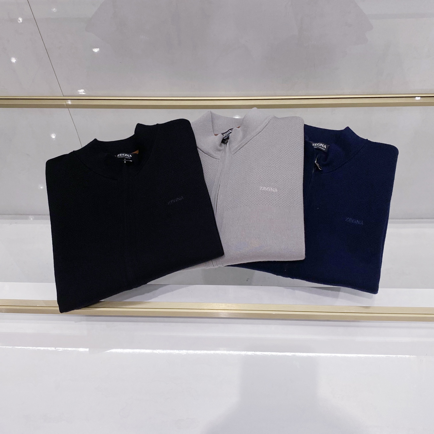 NO:646734,[Heavy Recommendation] EZ’s new fall and winter warm-weather zipper woolen sweater | The perfect encounter between luxury craftsmanship and comfort!  -Delicate touch, extraordinary quality. Selected 48-count high-count worsted wool, precision woven using advanced air-layer technology. The yarn is fine, tight and rich in satin color. It feels soft and skin-friendly, getting rid of the roughness of traditional wool, bringing a comfortable and close-fitting wearing experience. It is machine washable and anti-pilling, bringing unique convenience to your urban life. -Easy care, worry-free choice  Specially selected top-grade worsted yarn supports machine washing (wool mode is recommended), saying goodbye to the trouble of dry cleaning and easily maintaining the new texture. -Super cost-effective, uncompromising quality. Enjoy the delicate texture of high-count worsted wool at an affordable price. It is a smart choice for those who pursue a quality life.  The exquisite EZ Home embroidery logo on the body is low-key but highly recognizable, and is a silent expression of the brand identity and high-end texture. The custom-made metal zipper has outstanding texture, smooth pulling, and can still maintain good condition after repeated use. The details are full of luxury quality. The classic navy blue, light gray, black and other colors are versatile and easy to integrate into various dressing scenes!  ,,silk fabric,alexander wang19860909【重磅推荐】EZ家新品秋冬保暖利器拉链款羊毛衫｜奢品工艺与舒适的完美邂逅！ -细腻触感,品质不凡 精选48支高支精纺羊毛,采用空气层先进工艺精密织造,纱线细腻紧密富有绸缎色泽,手感柔软亲肤,摆脱传统羊毛的粗糙感,带来舒适贴身的穿着体验.可机洗抗起球,为您的都市生活带来独一份的便利.  -轻松护理,省心之选  特选顶级精纺纱线,支持机洗（建议羊毛模式）,告别干洗烦恼,轻松保持如新质感.  -超高性价比,品质不妥协 用亲民的价格享受高支精纺羊毛的细腻质感,是追求品质生活人士的智慧选择.  衣身精致的EZ家刺绣标识,低调却极具辨识度,是品牌身份与高端质感的无声彰显.定制金属拉链,质感出众,拉合顺畅,历经多次使用仍能保持良好状态,细节之处尽显奢品品质.经典的藏蓝、浅灰、黑色等配色,百搭不挑人,轻松融入各种穿搭场景！,,silk fabric,alexander wang,Men's clothing