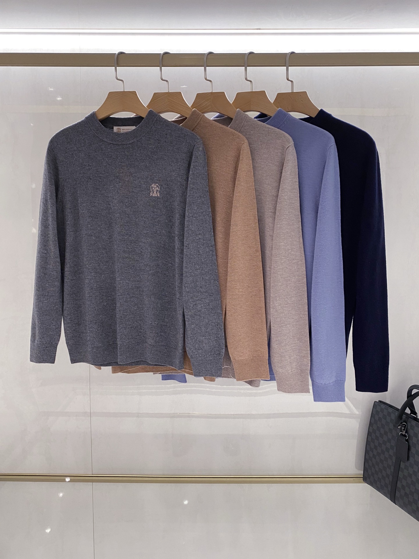 NO:646719,[Boutique Recommendation] BC men’s simple and luxurious round neck embroidered sweater is now available!  Originating from Italy, it inherits the brand's exquisite clothing craftsmanship. The exquisite embroidered logo embellishes the body, and the lines are fine and smooth, cleverly integrating brand recognition and artistic sense, and showing high-end texture in every detail. The colors cover a variety of low-saturated colors such as gray, light khaki, camel, light blue, etc. Each model comes with advanced filters, which can easily adapt to different styles of wear. Whether it is layered inside or worn alone to create a simple look, it can hold perfectly and easily enhance the texture and style of the overall look.  The fabric is made of high-quality wool, the fiber is soft and elastic, and has a warm and fluffy texture when touched. It is extremely skin-friendly, and there is no discomfort even if it comes into direct contact with the skin, creating a luxurious and comfortable wearing experience for autumn and winter clothing. The classic round neck design modifies the neck line and is not picky about the face shape and matching. The overall tailoring is neat and generous, fits the body shape but is not tight, can well show the body contour, adapts to various body shapes, and creates an elegant and casual wearing atmosphere.  Color: light khaki, dark gray, dark blue, light blue, beige Size M-XXXL,,chanel,sweaters,alexander wang19860909【精品推荐】BC家男士简约轻奢精品圆领刺绣毛衣,重磅上线！ 源自意大利,承袭品牌精湛制衣工艺.精致刺绣徽标点缀衣身,走线细腻流畅,将品牌辨识度与艺术感巧妙融合,细节处尽显高级质感. 颜色涵盖灰、浅卡其、驼色、浅蓝等多种低饱和色系,每一款都自带高级滤镜,轻松适配不同风格穿搭,无论是内搭叠穿,还是单穿打造简约造型,都能完美hold住,轻松提升整体造型的质感与格调. 面料甄选优质羊毛,纤维柔软且富有弹性,抚触间满是温暖蓬松的质感,极致亲肤,即便直接接触肌肤也毫无不适感,为秋冬着装缔造奢华舒适的穿着体验. 经典圆领设计,修饰颈部线条,不挑脸型与搭配.整体剪裁利落大方,贴合身形却不紧绷,能很好地展现身形轮廓,适配各类身形,营造出优雅随性的穿搭氛围. 颜色浅卡其、深灰、深蓝、浅蓝、米色 尺码M-XXXL,,chanel,sweaters,alexander wang,Men's clothing