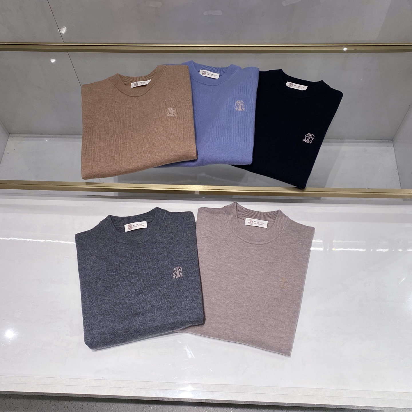 NO:646714,[Boutique Recommendation] BC men’s simple and luxurious round neck embroidered sweater is now available!  Originating from Italy, it inherits the brand's exquisite clothing craftsmanship. The exquisite embroidered logo embellishes the body, and the lines are delicate and smooth, cleverly integrating brand recognition and artistic sense, and showing high-end texture in every detail. The classic round neck design modifies the neck line and does not pick up the face shape and matching. The overall tailoring is neat and generous, fits the body shape but is not tight, can well show the body contour, adapts to all kinds of body shapes, and creates an elegant and casual wearing atmosphere.,,chanel,sweaters,alexander  wang19860909【精品推荐】BC家男士简约轻奢精品圆领刺绣毛衣,重磅上线！ 源自意大利,承袭品牌精湛制衣工艺.精致刺绣徽标点缀衣身,走线细腻流畅,将品牌辨识度与艺术感巧妙融合,细节处尽显高级质感. 经典圆领设计,修饰颈部线条,不挑脸型与搭配.整体剪裁利落大方,贴合身形却不紧绷,能很好地展现身形轮廓,适配各类身形,营造出优雅随性的穿搭氛围.,,chanel,sweaters,alexander wang,Men's clothing