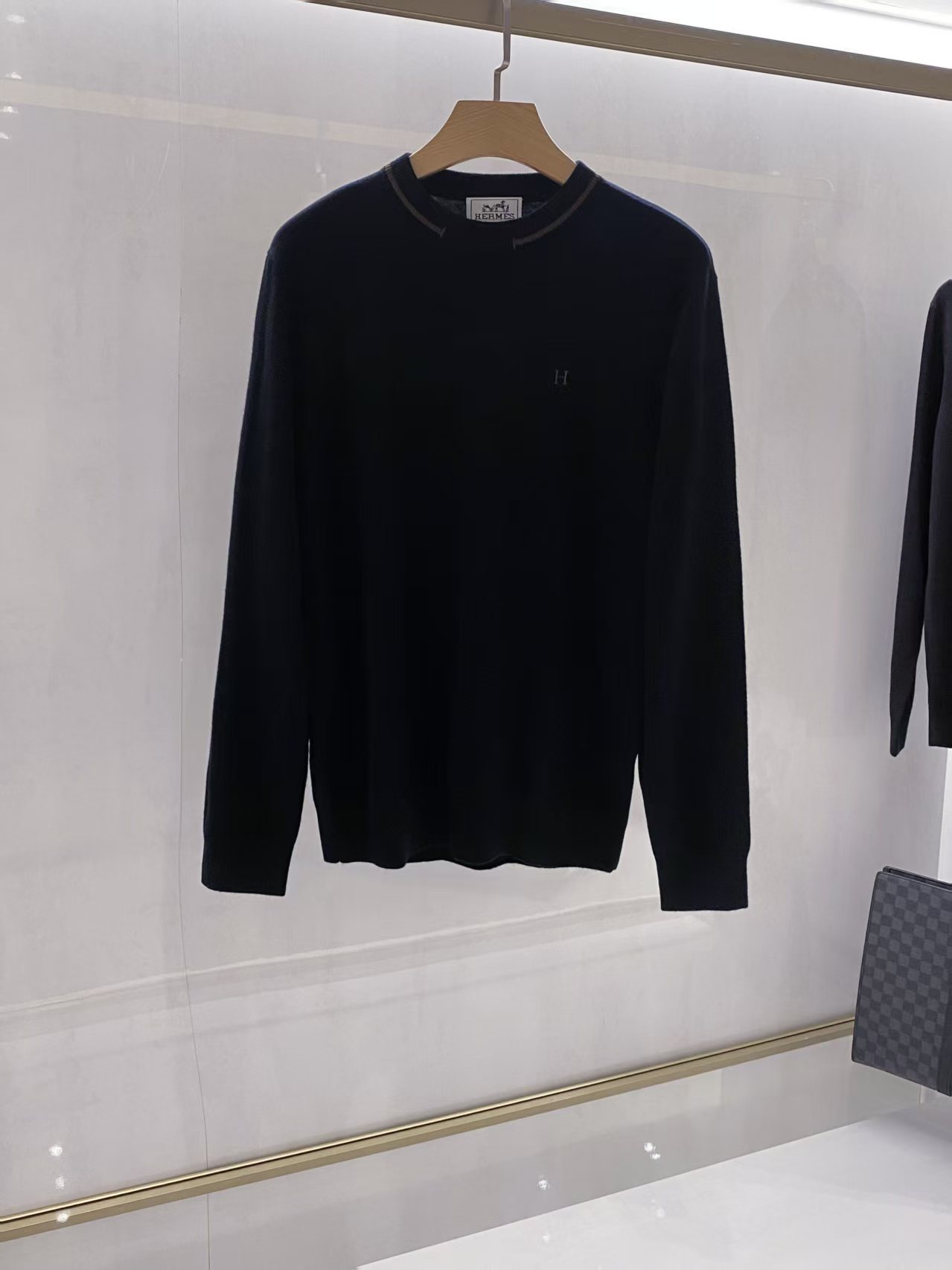 NO:646729,[H Family Autumn and Winter Warm Men’s Wool Round Neck Sweater] Craftsmanship and elegance go with you!  When classics and ingenuity meet, this is the H family men's wool crew neck sweater. Classic design, true to the details.  The exquisite 'H' embroidery on the iconic 'H' embroidered body is a silent manifestation of the H family's brand spirit. It is not a simple symbol, but is carefully crafted by craftsmen through dozens of processes. Every stitch is moved with precision and smoothness, quietly integrating the brand's elegance and recognition into the wearer's daily life. This embroidery is like a badge of status, low-key yet powerful, telling the wearer's extraordinary pursuit of quality and style.  Traceable to the ultimate material  'Selecting high-count wool' is the H family's hard-core commitment to quality. As a leader in natural fibers, wool has top-notch warmth and skin-friendly properties. Every strand of wool fiber seems to be endowed with a soul. In the tight interweaving, it creates a sweater that is as soft and fluffy as a cloud. When it is lightly draped over the skin, it feels like a warm spring day.  The gentle breeze blows by, not only easily dispelling the coldness of winter, but also bringing an unparalleled comfort experience, as if being wrapped in gentleness. This pure wool material is not only a transmitter of warmth, but also Hermès' firm guardian of the essence of luxury - using the generous gifts of nature to create an impeccable luxury choice.  Crew neck and contrasting ribbing  The classic round neck design looks simple, but actually hides ingenuity. It fits the curve of the neck, not only retains the comfort and freedom of wearing, but also cleverly modifies the neck line, adding a sense of neatness to the overall look. The contrasting ribbing at the neckline is even more accentuated.  The eye-catching touch. The collision of dark and light tones breaks the dullness of pure black and injects a touch of agility and vitality into the sweater. It also strengthens the structural sense of the neckline, allowing it to maintain a crisp shape after years of baptism, showing the brand's demanding attention to details.  Diverse scenes, luxurious and elegant adaptation  Whether it is a calm negotiation in a business setting, a cozy solitude in leisure time, or a warm gathering with close friends, this sweater can be perfectly suited. Paired with suit pants, it is an elegant footnote for the workplace elite, adding low-key luxury to the temperament; paired with jeans, it instantly switches to casual style, showing casual charm in comfort. With its versatile appearance, it has become an indispensable presence in the wardrobe, allowing the wearer to respond with luxury and elegance in different scenes. Color black  Size M-XXXL,,hermes,jeans,sweaters,business suit,alexander wang19860909【H家秋冬保暖男士羊毛圆领毛衣】匠心凝聚,奢雅随行！ 当经典与匠心邂逅,便成就了这件H家男士羊毛圆领毛衣. 经典设计,细节见真章 标志性“H”刺绣衣身之上,那枚精致的“H”刺绣,是H家品牌精神的无声彰显.它并非简单的符号,而是经由匠人数十道工序精心雕琢而成.每一针走线,都力求精准与流畅,将品牌的优雅与辨识度,悄然融入穿着者的日常.这枚刺绣,似是一种身份的徽章,低调却又极具力量,诉说着穿着者对品质与格调的不凡追求. 溯源至臻材质 甄选高支羊毛”,是H家对品质的硬核承诺.羊毛作为天然纤维里的翘楚,保暖性与亲肤性皆是顶尖水准.每一缕羊毛纤维都仿若被赋予了灵魂,在紧密的交织中,造就出毛衣如云朵般柔软蓬松的触感.当它轻覆于肌肤,恰似春日里和煦的微风轻柔拂过,不仅能轻松驱散冬日的酷寒,更带来无与伦比、仿若被温柔包裹的舒适体验.这份纯粹的羊毛材质,不只是温暖的传递者,更是爱马仕对奢华本质的坚定守护——以大自然的慷慨馈赠,打造出无可挑剔的奢适之选. 圆领与撞色罗纹 经典的圆领设计,看似简约,实则暗藏巧思.它贴合颈部曲线,既保留了穿着的舒适自由度,又能巧妙修饰颈部线条,为整体造型增添一份利落感.领口处的撞色罗纹,更是点睛之笔.深浅色调的碰撞,打破了纯黑的沉闷,为毛衣注入了一丝灵动与活力,同时也强化了领口的结构感,使其历经岁月洗礼,依旧保持挺括形态,尽显品牌对细节的苛求. 多元场景,奢雅适配 无论是商务场合的从容洽谈,还是休闲时光的惬意独处,亦或是与挚友的温馨相聚,这件毛衣都能完美适配.搭配西装裤,它是职场精英的优雅注脚,以低调奢华为气质加分；搭配牛仔裤,又瞬间切换为休闲风尚,在舒适中尽显随性魅力.它以百搭之姿,成为衣橱中不可或缺的存在,让穿着者在不同场景中,都能以奢雅之态,从容应对. 颜色黑色 尺码M-XXXL,,hermes,jeans,sweaters,business suit,alexander wang,Men's clothing