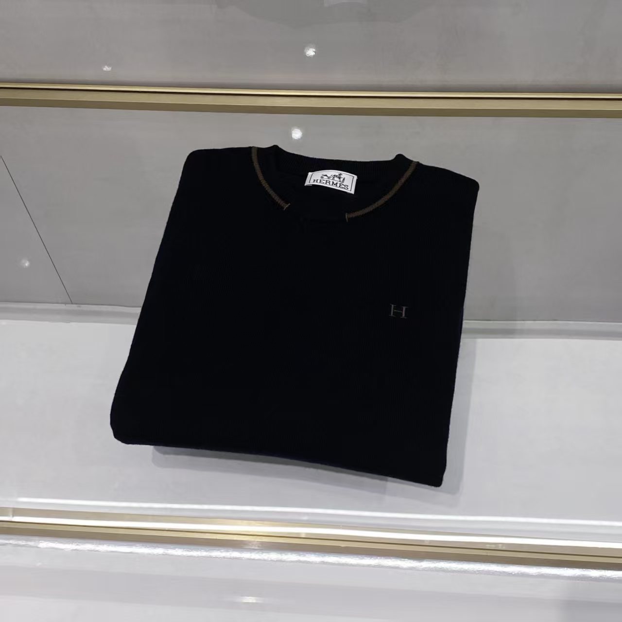 NO:646724,[H's selection of fine imitation wool crew neck sweaters] is a collection of craftsmanship and elegance that goes with you!  From the material to the craftsmanship, from the design to the fit, every aspect of this men's wool crew neck sweater from the H family explains the brand's deep understanding of 'luxury and elegance' - it is not just superficial glitz, but stems from the quality and exquisite details inside, allowing the wearer to encounter luxury and elegance unexpectedly in every day.,,sweaters, alexander wang19860909【H家甄选精仿羊毛圆领毛衣】匠心凝聚,奢雅随行！ H家这款男士羊毛圆领毛衣,从材质到工艺,从设计到适配,每一处都诠释着品牌对“奢雅”的深刻理解——并非流于表面的浮华,而是源于内里的品质与细节的精致,让穿着者在每一个日常,都能与奢华优雅不期而遇.,,sweaters,alexander wang,Men's clothing