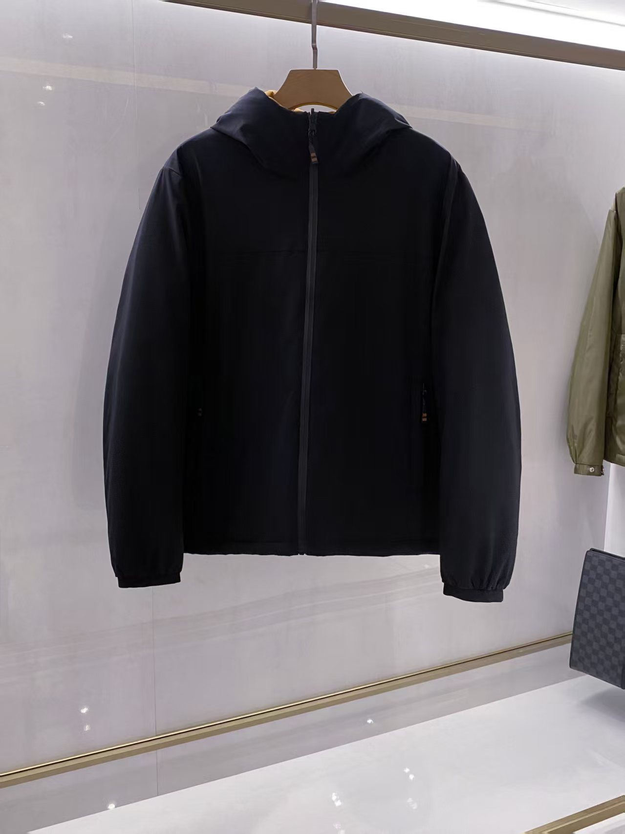 NO:646738,Down Jacket [Winter Recommendation] EZ men’s double-sided fashionable down jacket, double-sided luxury, creating the ultimate winter experience!  In the harsh winter, a down jacket that combines warmth and style is the ultimate pursuit of quality life. Ermenegildo Zegna's double-sided down jacket, with exquisite craftsmanship and forward-looking design, unlocks the double luxury of winter wear. Every detail hides persistence in quality and unique insights into fashion. Double-sided wear, you can switch styles at will.  It breaks the shackles of the single style of traditional down jackets. One side is classic and calm black, just like an elegant gentleman under the urban night. The simple and elegant design is suitable for various formal or casual occasions. Whether it is a rigorous business meeting or a casual weekend trip, it can be easily  Control; the other side is a warm and eye-catching caramel color, which is as soft and healing as the warm winter sun. It injects vitality into dull winter outfits and instantly becomes the focus of attention when walking on the street. Double-sided outfits allow you to freely switch styles between different moods and occasions, showing off your diverse charm.  Excellent warmth retention, locking in winter warmth. It is filled with high-quality down, and the bulkiness and velvet content of the down are strictly controlled. Each down is like a light warm velvet cloud, which tightly locks in temperature and builds a warm protective layer for the body. The outer fabric is treated with a special process and has excellent windproof performance, which can effectively resist the cold winter wind. It allows you to feel the warmth from the inside out when you are outdoors, as if you are in a quiet and warm private space, isolating the cold and noise of the outside world.  Exquisite craftsmanship, details highlight quality. The stitching process is fine and even, just like the exquisite lines on a work of art. It not only enhances the firmness of the down jacket and prevents the down from being drilled, but also visually presents a delicate texture. Every inch of stitching reveals the craftsman's intention.  The zipper design uses high-quality zippers, which are smooth and smooth when zipped, without any sluggish feeling. The zipper head is carefully polished and full of texture, and Zegna brand elements are integrated into the details, highlighting the brand recognition in a low-key manner. Every pull is a touch of quality.  Hooded design The hooded fit fits the contours of the head, providing additional thermal protection for the head and neck. The edge of the hat has exquisite stitching and is equipped with an adjustable drawstring, which can be adjusted freely according to different head shapes and weather conditions, not only ensuring warmth, but also adding practicality and style to the outfit.  Pocket Details The pockets on both sides are designed with zippers, which not only can safely store small items and prevent them from falling off, but the zippers are also very harmonious with the overall design. While being practical, they add points to the overall shape and make the details exquisite. Textured fabrics, comfortable and durable.  High-quality fabrics are selected, which are soft and smooth to the touch, and have excellent skin-friendly properties. They are as comfortable as a second skin when worn. At the same time, the fabric has good wear resistance and wrinkle resistance, and can withstand the test of daily wear. After long-term wear and multiple washings, it can still maintain a crisp shape and excellent texture, making this down jacket a quality choice that will accompany you for many winters.  Zegna's double-sided down jacket perfectly combines double-sided style, excellent warmth, exquisite craftsmanship and high-quality fabrics. Every detail has been repeatedly considered, just to bring you a warm and stylish wearing experience in winter, allowing you to move forward gracefully in the cold wind, showing high-end taste. Color black, size 48-56,,zegna,down jacket,hats,alexander wang19860909羽绒服【冬季推荐】EZ家男士双面时尚款羽绒服双面奢享,匠造冬日极致！ 在凛冽冬日,一件兼具保暖与格调的羽绒服,是对品质生活的极致追求.杰尼亚这款双面羽绒服,以精湛工艺与前瞻设计,为你解锁冬日穿搭的双重奢享,每一处细节都暗藏对品质的执着与对时尚的独到见解. 双面穿搭,风格随心切换 它打破了传统羽绒服的单一风格桎梏,一面是经典沉稳的黑色,宛如都市夜幕下的优雅绅士,简约大气的设计适配各种正式或休闲场合,无论是商务会谈的严谨,还是周末出行的随性,都能轻松驾驭；另一面是温暖亮眼的焦糖色,似冬日暖阳般柔和治愈,为沉闷的冬季穿搭注入活力,走在街头,瞬间成为吸睛焦点.双面穿搭,让你在不同心境与场合间,自由切换风格,尽显多元魅力. 卓越保暖,锁住冬日温暖 采用高品质羽绒填充,羽绒蓬松度与含绒量都经过严格把控,每一朵羽绒都似轻盈的暖绒云朵,紧密锁温,为身体构建起温暖的防护层.外层面料经过特殊工艺处理,具备出色的防风性能,能有效抵御冬日寒风的侵袭,让你在户外也能感受到由内而外的温暖包裹,仿佛身处静谧温暖的私人空间,隔绝外界的寒冷与喧嚣. 精湛工艺,细节彰显品质 缝线工艺针脚细密均匀,宛如艺术品上的精致纹路,不仅增强了羽绒服的牢固性,防止羽绒钻绒,更在视觉上呈现出细腻的质感,每一寸缝线都透露出匠人的用心. 拉链设计选用高品质拉链,拉合时顺滑流畅,毫无滞涩感.拉链头经过精心打磨,质感十足,且在细节处融入杰尼亚品牌元素,低调中彰显品牌辨识度,每一次拉合都是对品质的触摸. 连帽设计连帽版型贴合头部轮廓,为头部与颈部提供额外的保暖防护.帽子边缘的缝线精致考究,同时配有可调节抽绳,能根据不同头型与天气状况自由调整,既保证了保暖性,又增添了穿搭的实用性与造型感. 口袋细节两侧口袋采用拉链式设计,不仅能安全收纳随身小物,防止物品掉落,拉链与整体设计的搭配也十分和谐,在实用的同时,为整体造型加分,让细节之处也尽显精致. 质感面料,舒适与耐用并存 甄选高品质面料,触感柔软顺滑,亲肤性极佳,穿着时宛如第二层肌肤般舒适.同时,面料具备良好的耐磨性与抗皱性,经得住日常穿搭的考验,长时间穿着与多次洗涤后,仍能保持挺括的版型与出色的质感,让这件羽绒服成为陪伴你多个冬季的品质之选. 杰尼亚双面羽绒服,将双面风格、卓越保暖、精湛工艺与优质面料完美融合,每一处细节都经过反复推敲,只为在冬日为你带来兼具温暖与格调的穿搭体验,让你在寒风中也能优雅前行,尽显高端品位. 颜色黑 尺码48-56,,zegna,down jacket,hats,alexander wang,Men's clothing