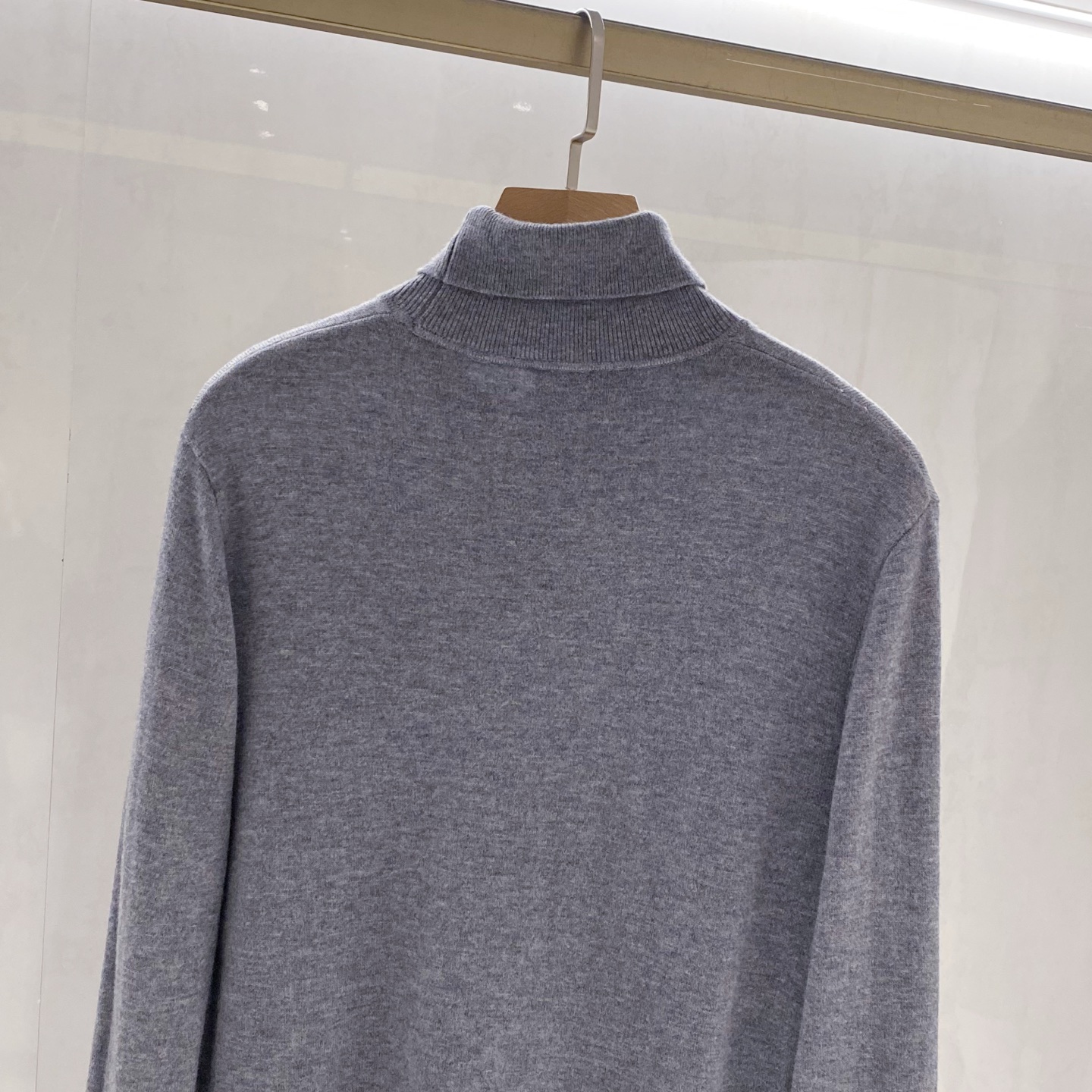 【都市精英衣橱新章｜G家高领针织衫从容登场】演绎意式简约，重塑商务型格。在商务与休闲的界限愈发模糊的当下