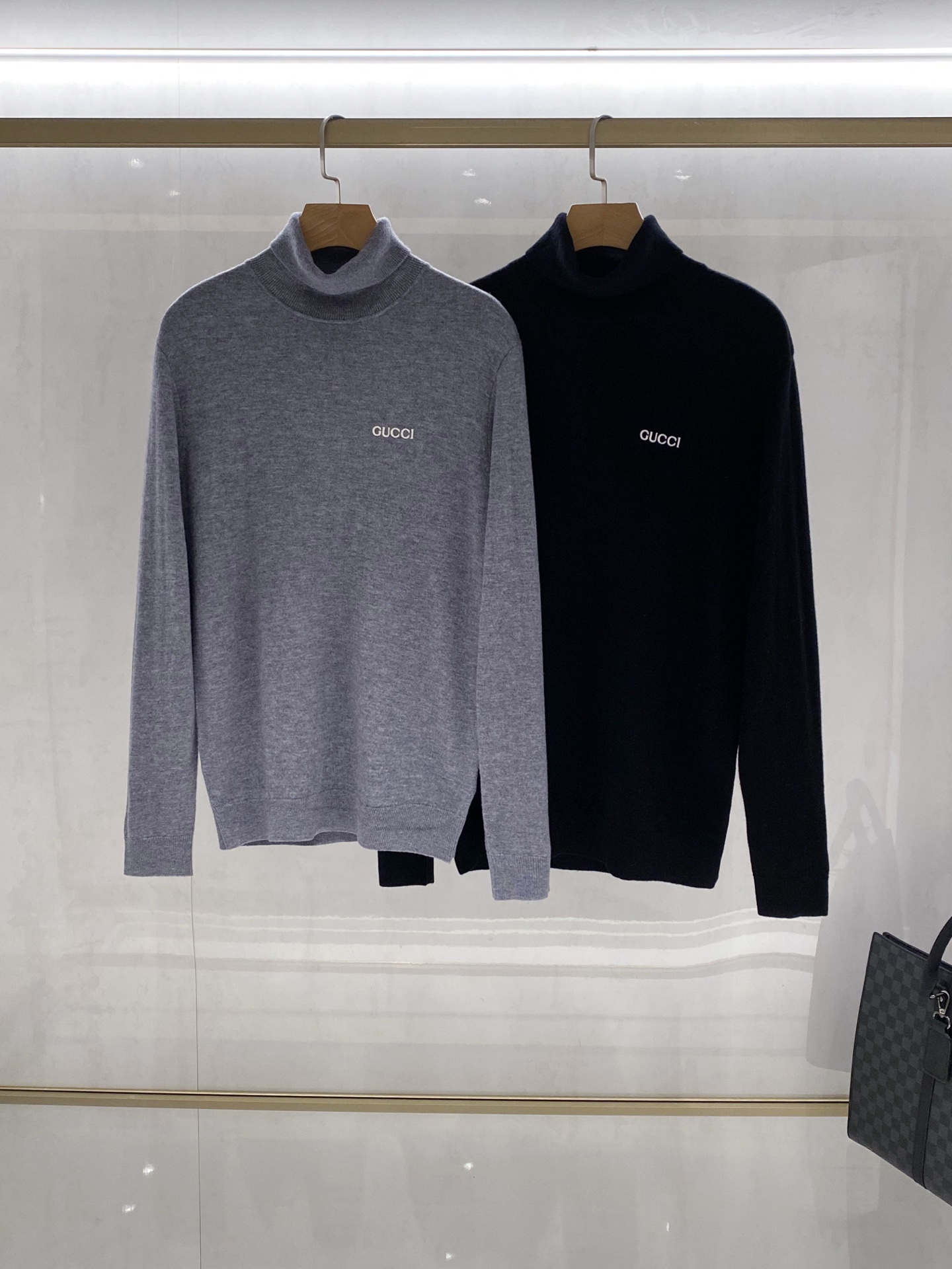 NO:646733,[A new chapter in the wardrobe of urban elites | G’s turtleneck sweaters are now here] Interpret Italian simplicity and reshape business style. At a time when the boundaries between business and leisure are becoming increasingly blurred, G’s turtleneck sweaters use a simple design language to provide modern men with a decent and tasteful dressing answer. Preferred materials, comfortable body feel  Made of worsted merino wool, the fabric is soft, skin-friendly and elastic. It has good warmth retention and breathability, and can adapt to changes in indoor and outdoor temperature differences. It is anti-wrinkle and easy to care for, meeting business people's dual pursuit of practicality and quality. Two-color interpretation is classic and timeless. Graphite dark gray is restrained and wise, like the rational tones of modern architecture in Milan; obsidian black is deep and elegant, carrying the eternal charm of Italian aesthetics. Both colors show a low-key luxury texture, easily connecting the dressing needs of different occasions.  Exquisite embroidery highlights the details. The brand letters LOGO are embroidered with contrasting color silk thread on the left chest, using Italian micro embroidery technology. The logo is clear and neat but not ostentatious, naturally revealing the brand genes in a low-key manner, showing the wearer's unique taste for details. Three-dimensional tailoring Business fit A micro-slim fit specially designed for business scenes, taking into account professional image and event needs. The shoulder line and armholes are accurately calculated, and the wear is crisp and neat; the body contour is smooth and natural, perfectly modifying the body line.  G's turtleneck sweater interprets business aesthetics with simple design and uses details to show extraordinary taste. It has become a must-have item in the wardrobe of modern elites!  Size M-3XL Color: graphite dark gray/obsidian black,,gucci,alexander wang19860909【都市精英衣橱新章｜G家高领针织衫从容登场】演绎意式简约,重塑商务型格. 在商务与休闲的界限愈发模糊的当下,G家高领针织衫以简约设计语言,为现代男士提供了一份得体且富有品味的穿搭答案. 优选材质 舒适体感 采用精纺美利奴羊毛,面料柔软亲肤且富有弹性.具备良好的保暖性与透气度,适应室内外温差变化.抗皱易打理特性,满足商务人士对实用与品质的双重追求. 双色演绎 经典永恒 石墨深灰内敛睿智,如米兰现代建筑的理性色调；墨曜黑深邃典雅,承载意式美学的永恒魅力.两种色彩均展现低调的奢华质感,轻松衔接不同场合的着装需求. 精致刺绣 细节彰显 左胸前以撞色系丝线绣制品牌字母LOGO,采用意大利微型刺绣工艺.标识清晰工整却不显张扬,在低调中自然流露品牌基因,展现穿着者对细节的独到品味. 立体剪裁 商务版型 专为商务场景设计的微修身版型,兼顾专业形象与活动需求.肩线与袖笼经精准计算,穿着挺括利落；衣身轮廓流畅自然,完美修饰身形线条. G家高领针织衫,以简约设计诠释商务美学,用细节彰显不凡品味,成为现代精英衣橱中的必备单品！ 尺码M-3XL 配色石墨深灰/墨曜黑,,gucci,alexander wang,Men's clothing