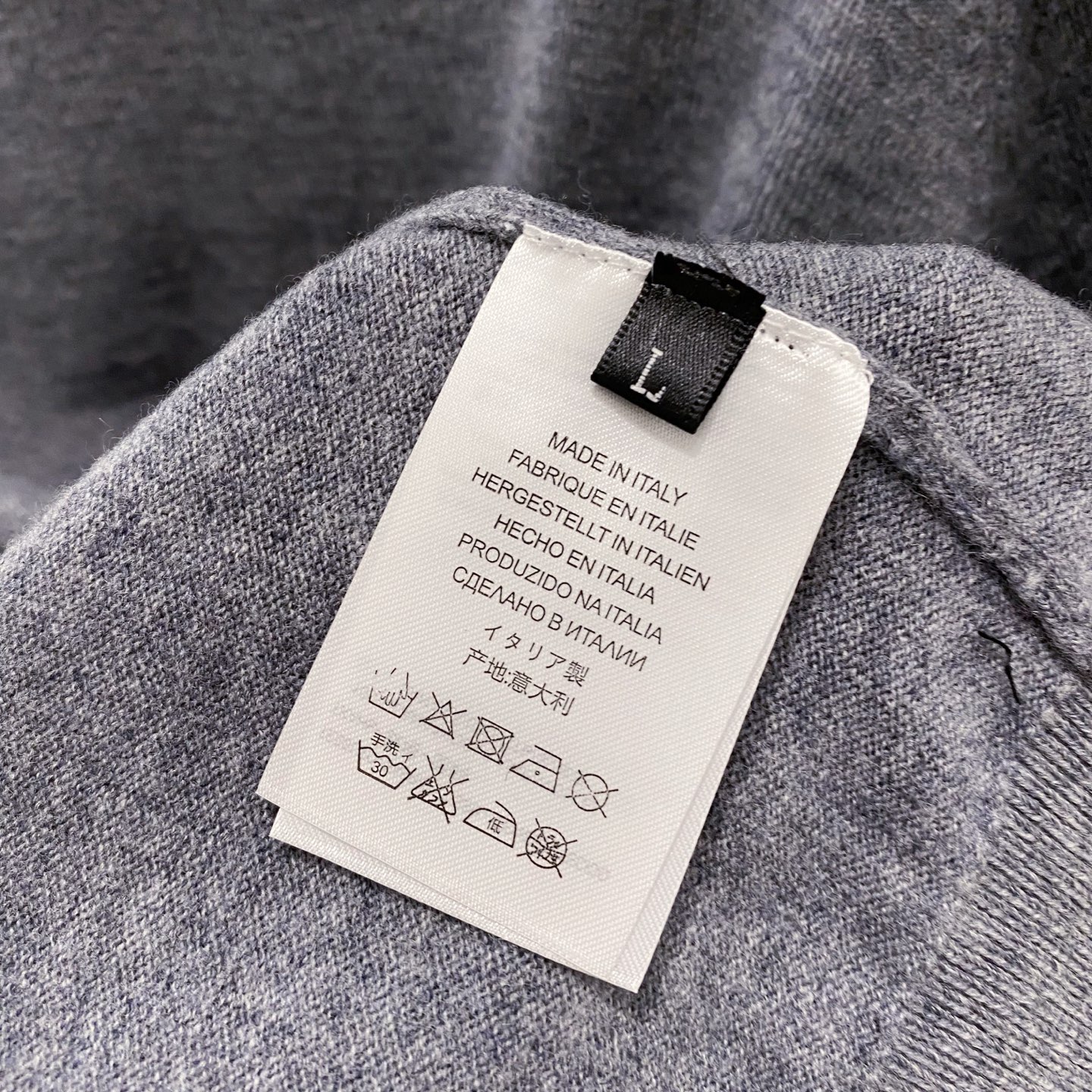 【都市精英衣橱新章｜G家高领针织衫从容登场】演绎意式简约，重塑商务型格。在商务与休闲的界限愈发模糊的当下