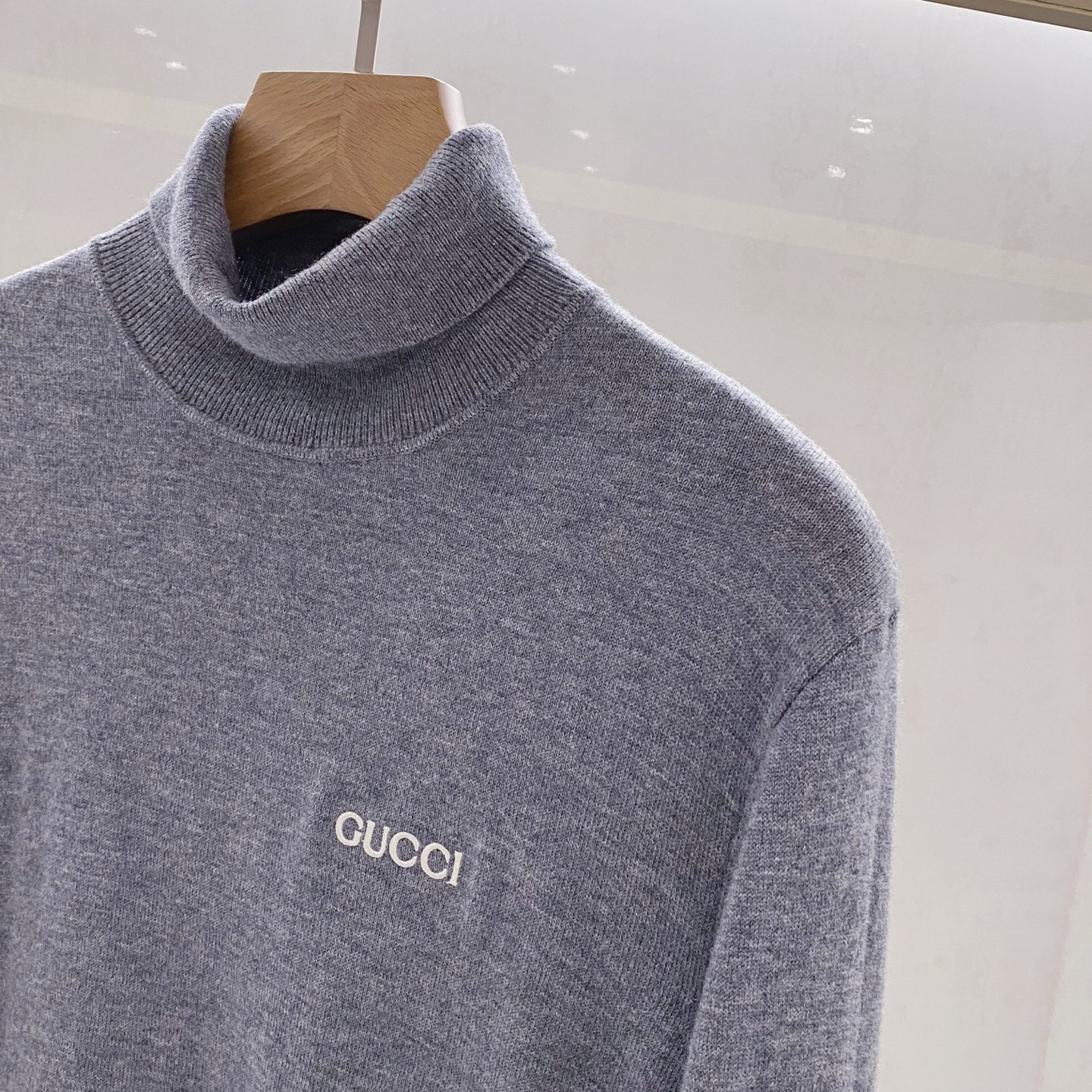 【都市精英衣橱新章｜G家高领针织衫从容登场】演绎意式简约，重塑商务型格。在商务与休闲的界限愈发模糊的当下