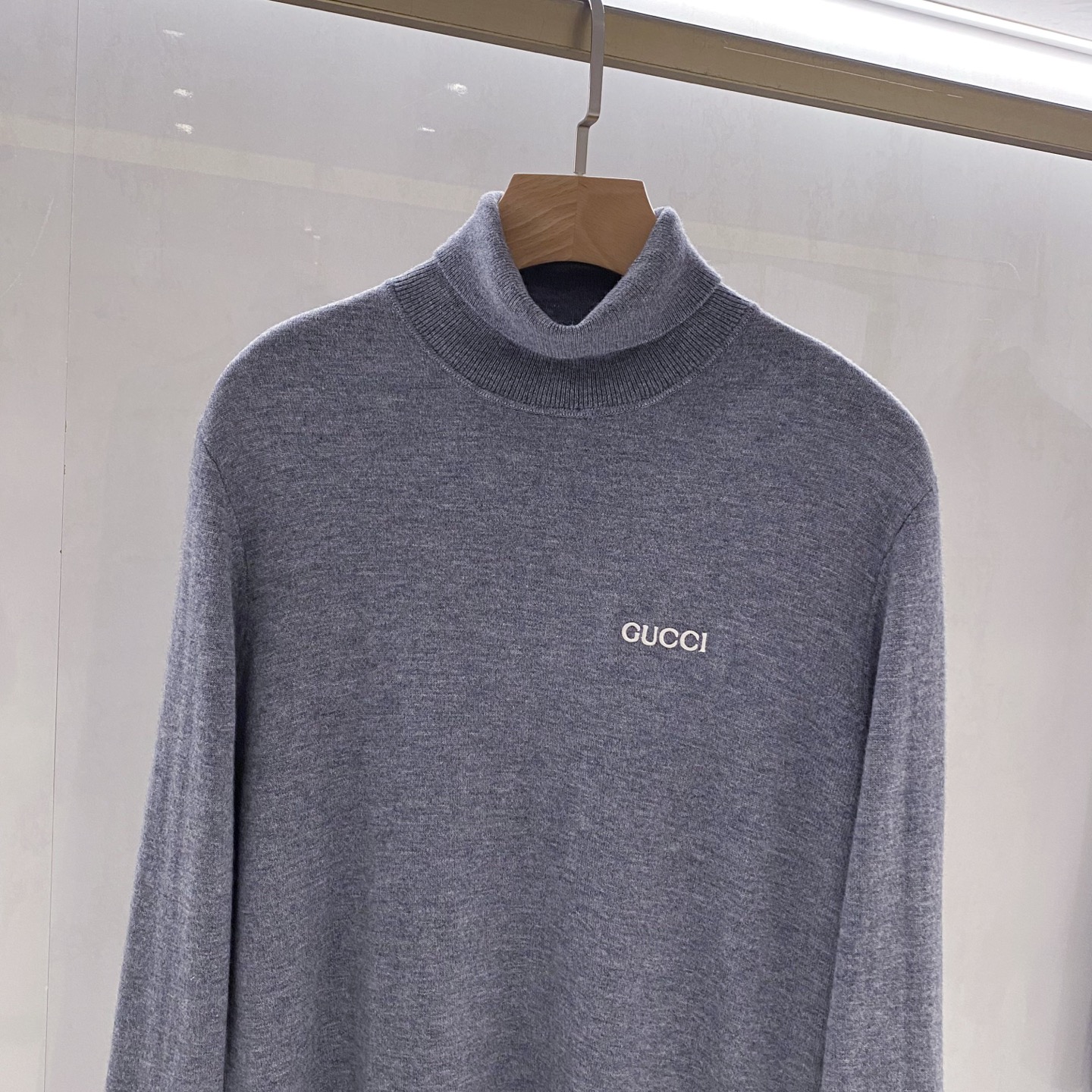 【都市精英衣橱新章｜G家高领针织衫从容登场】演绎意式简约，重塑商务型格。在商务与休闲的界限愈发模糊的当下