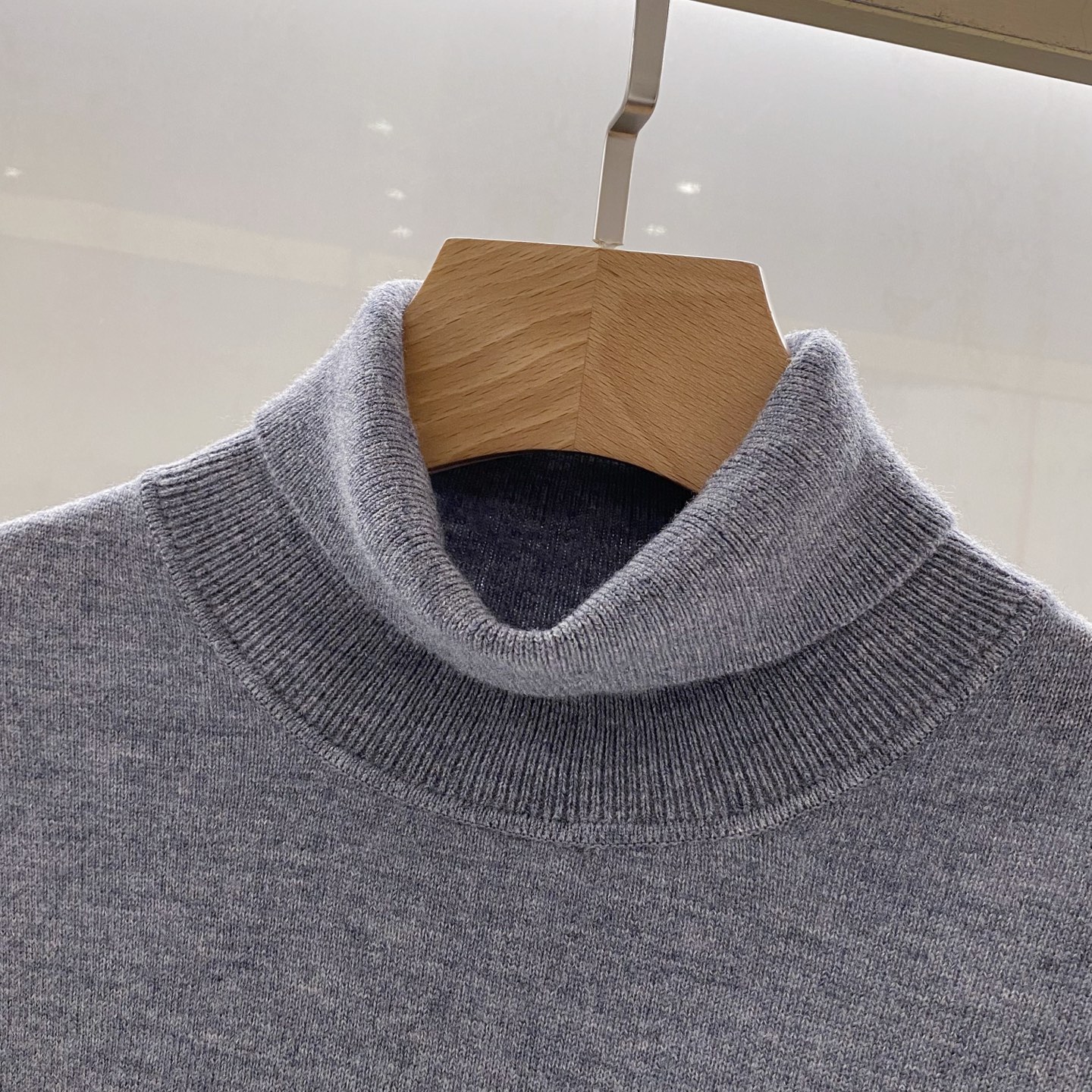 【都市精英衣橱新章｜G家高领针织衫从容登场】演绎意式简约，重塑商务型格。在商务与休闲的界限愈发模糊的当下