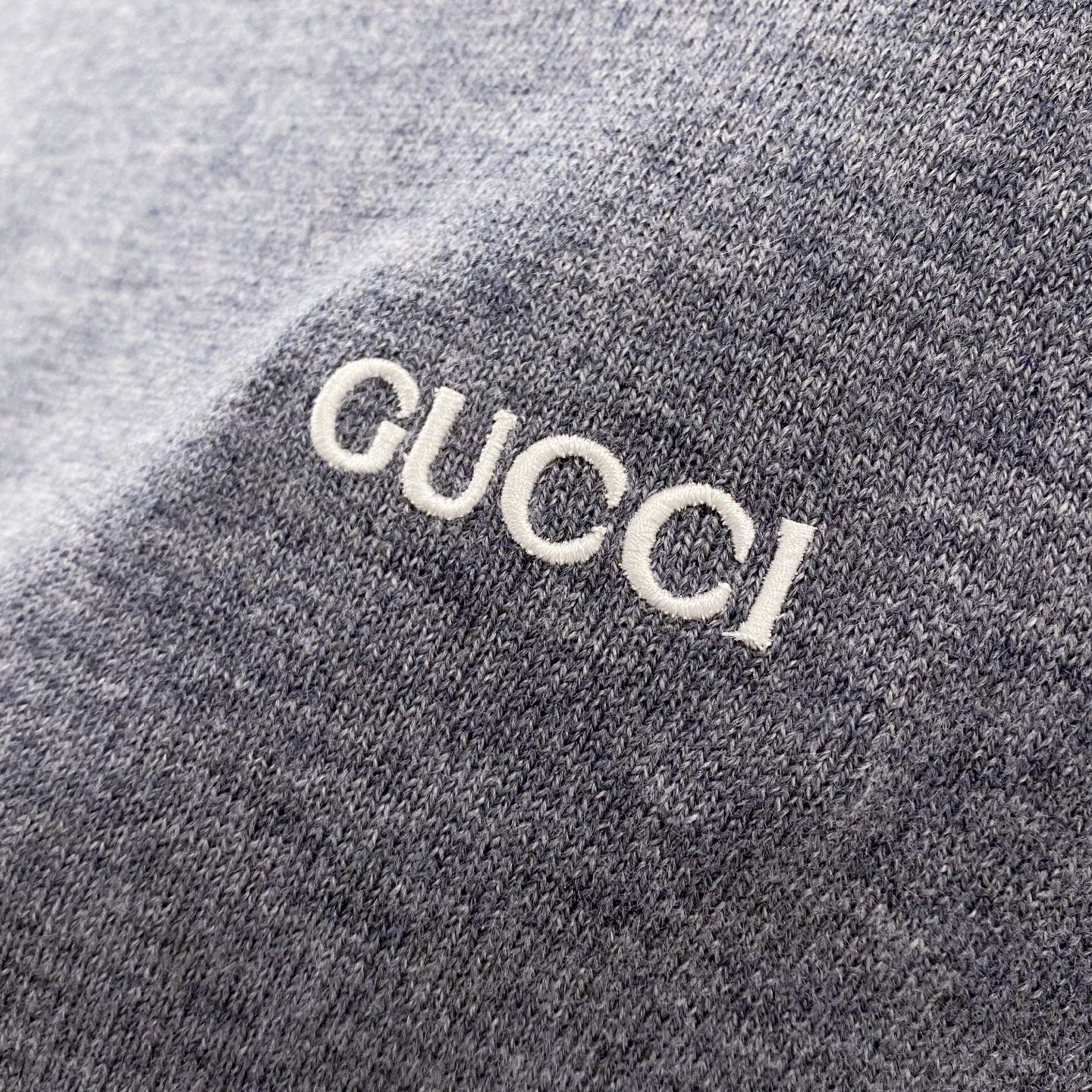 【都市精英衣橱新章｜G家高领针织衫从容登场】演绎意式简约，重塑商务型格。在商务与休闲的界限愈发模糊的当下