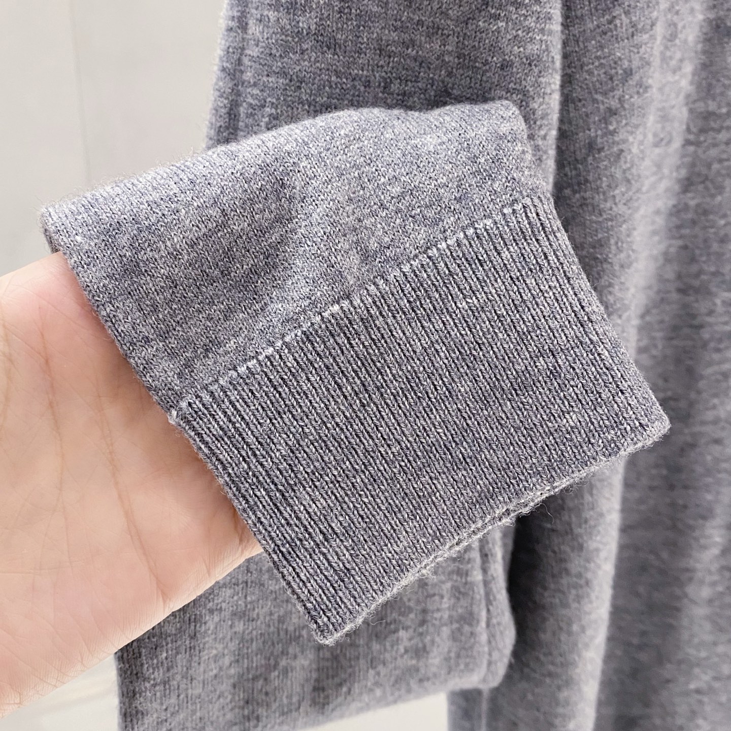 【都市精英衣橱新章｜G家高领针织衫从容登场】演绎意式简约，重塑商务型格。在商务与休闲的界限愈发模糊的当下