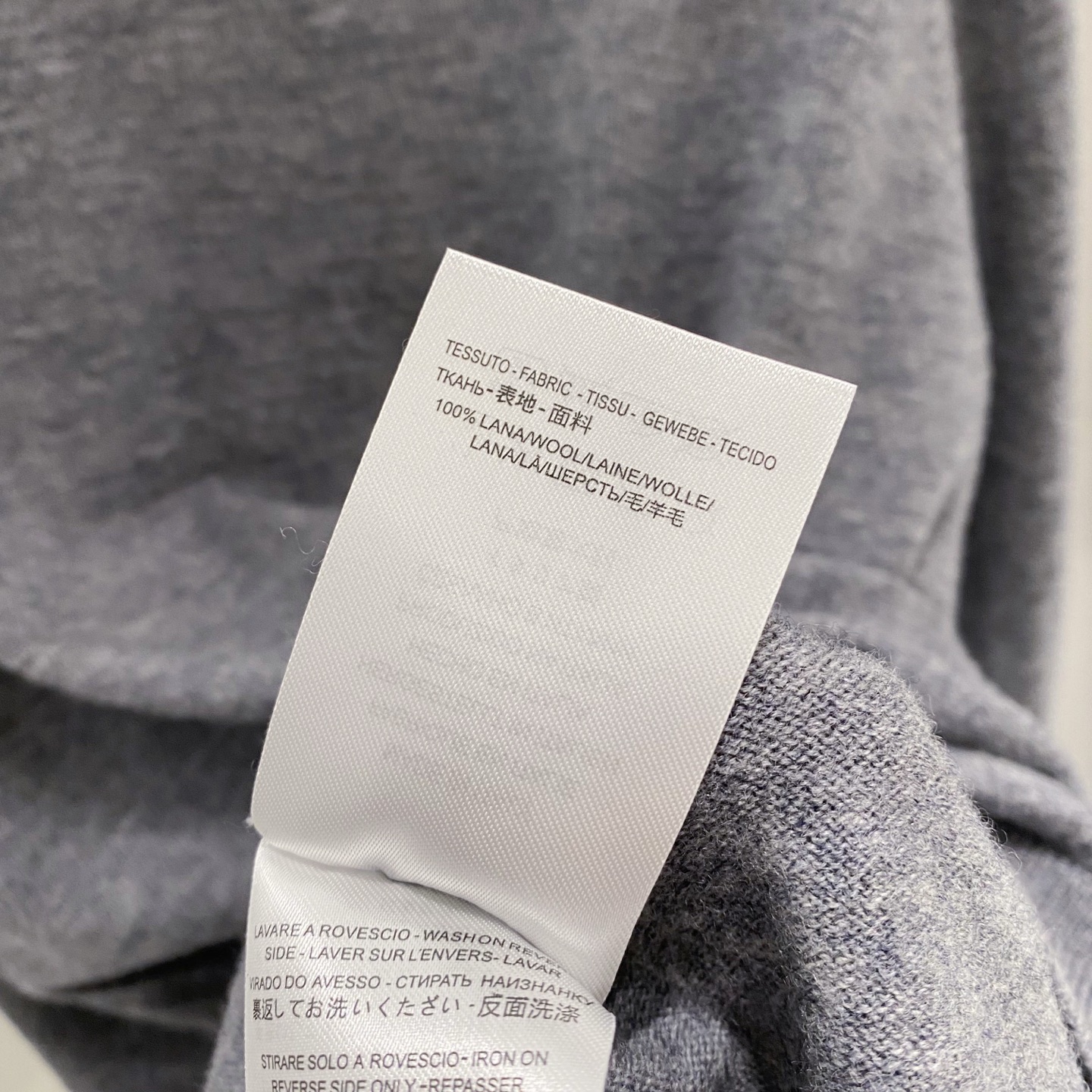 【都市精英衣橱新章｜G家高领针织衫从容登场】演绎意式简约，重塑商务型格。在商务与休闲的界限愈发模糊的当下