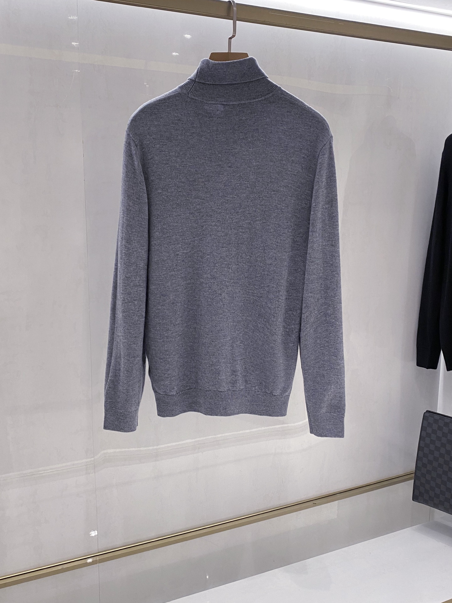 【都市精英衣橱新章｜G家高领针织衫从容登场】演绎意式简约，重塑商务型格。在商务与休闲的界限愈发模糊的当下