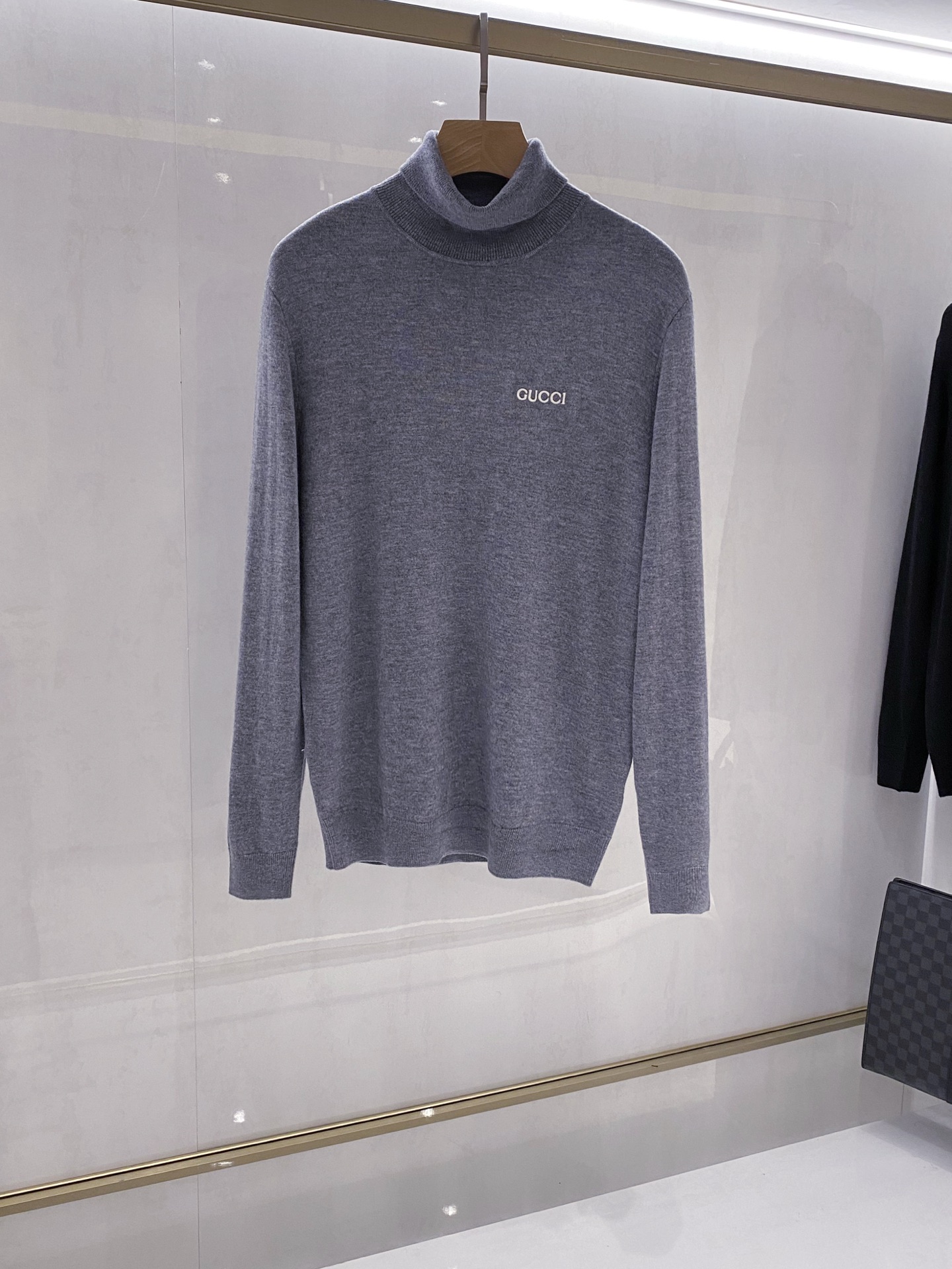 【都市精英衣橱新章｜G家高领针织衫从容登场】演绎意式简约，重塑商务型格。在商务与休闲的界限愈发模糊的当下