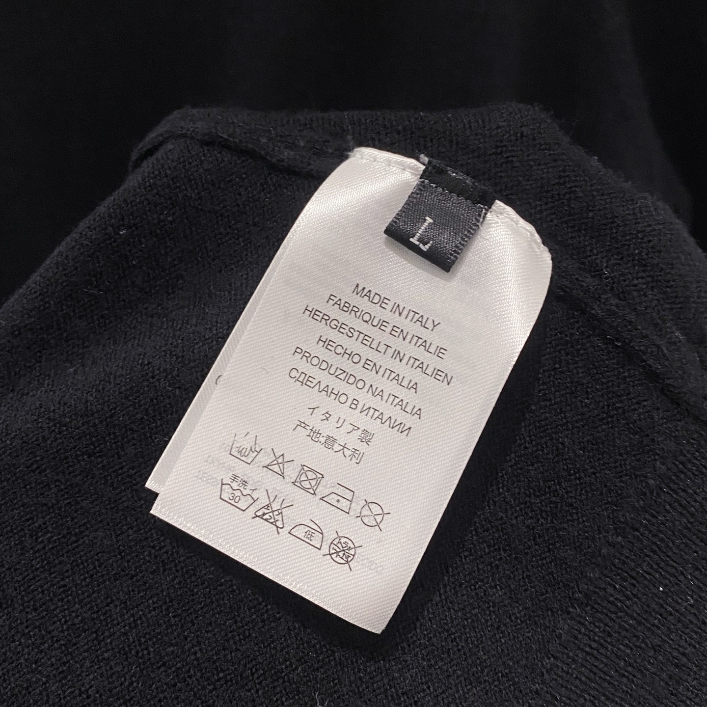 【都市精英衣橱新章｜G家高领针织衫从容登场】演绎意式简约，重塑商务型格。在商务与休闲的界限愈发模糊的当下