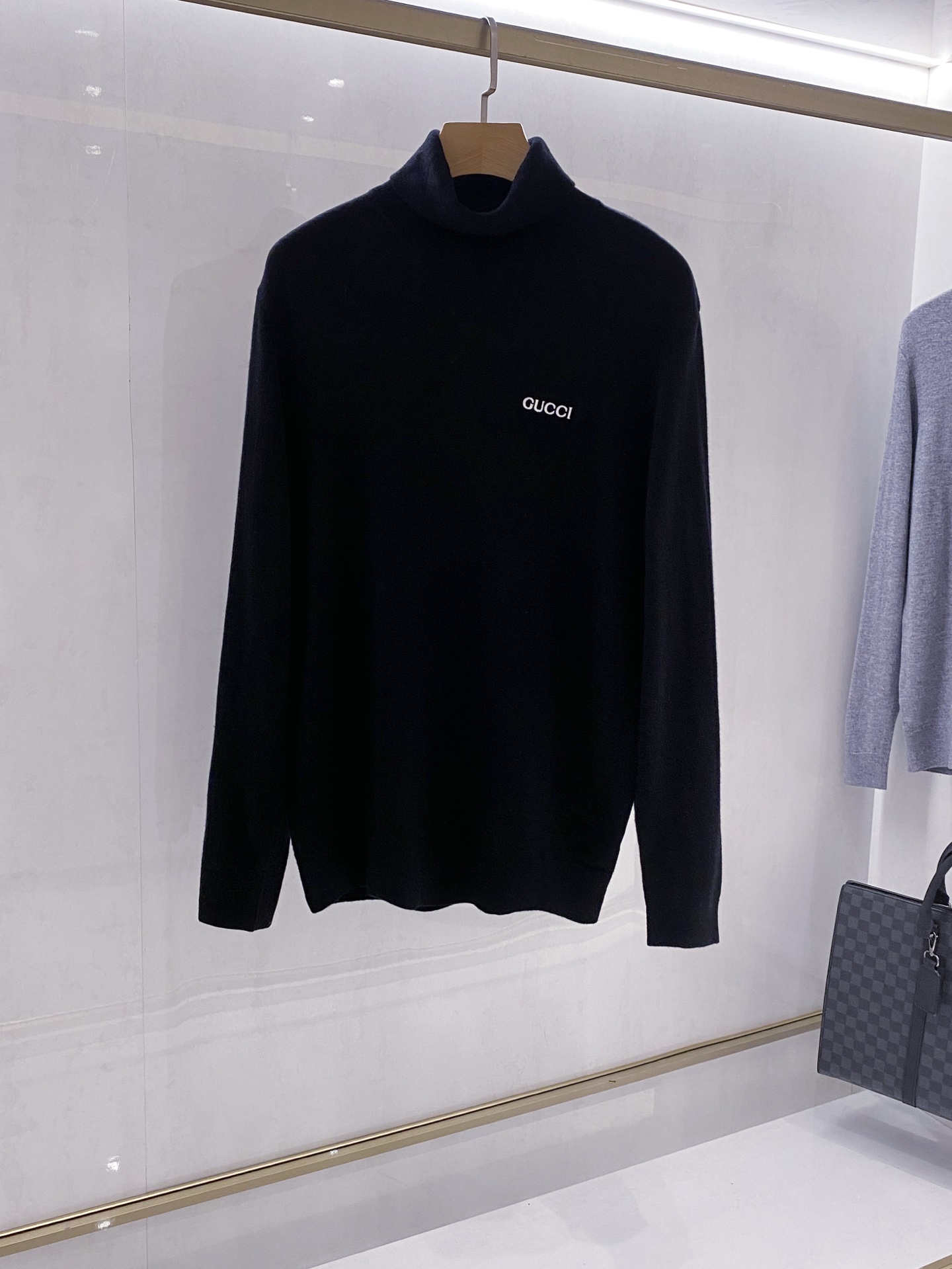 【都市精英衣橱新章｜G家高领针织衫从容登场】演绎意式简约，重塑商务型格。在商务与休闲的界限愈发模糊的当下