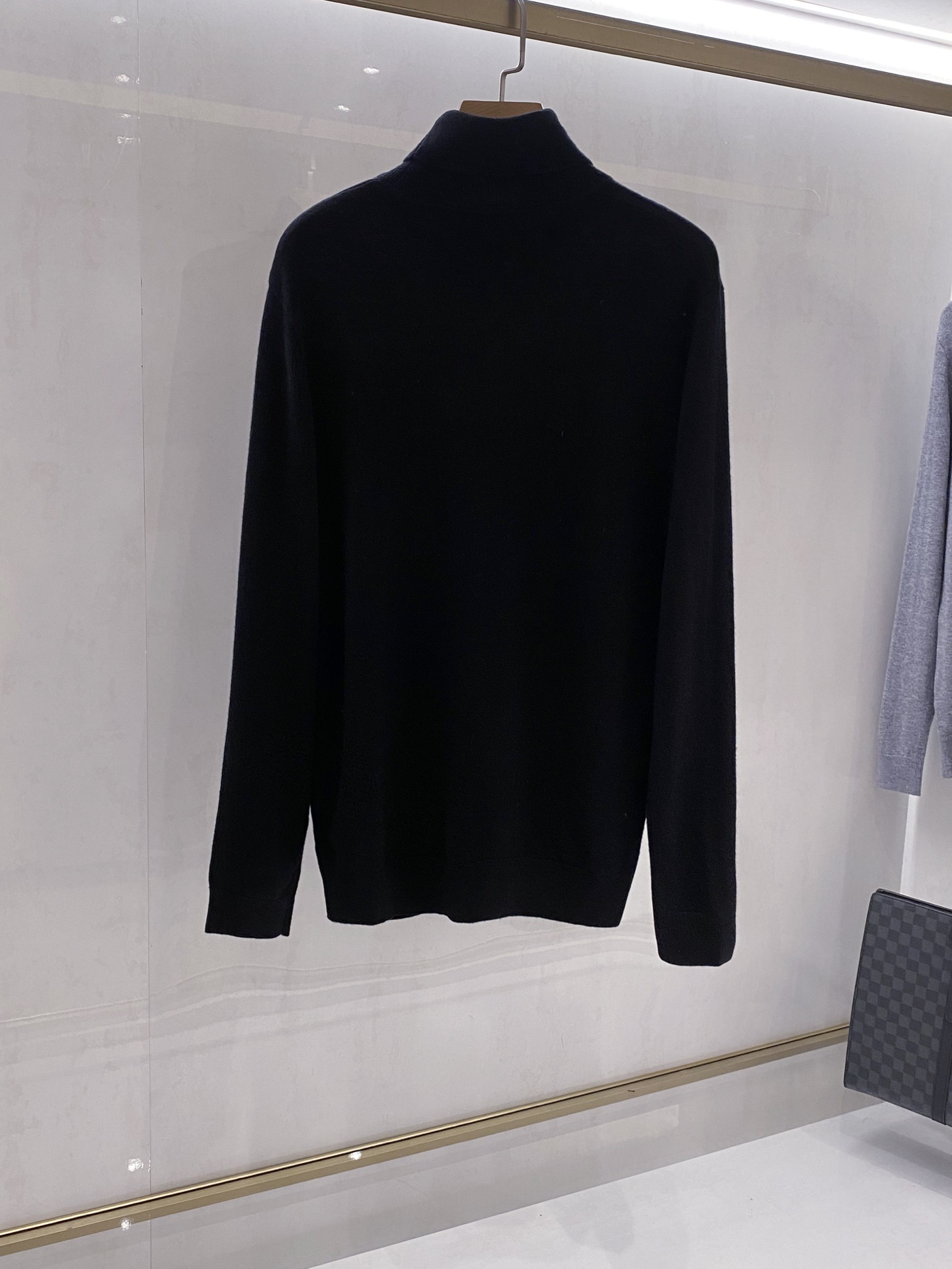 【都市精英衣橱新章｜G家高领针织衫从容登场】演绎意式简约，重塑商务型格。在商务与休闲的界限愈发模糊的当下