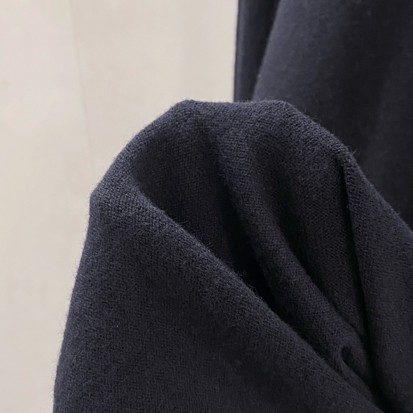 【都市精英衣橱新章｜G家高领针织衫从容登场】演绎意式简约，重塑商务型格。在商务与休闲的界限愈发模糊的当下