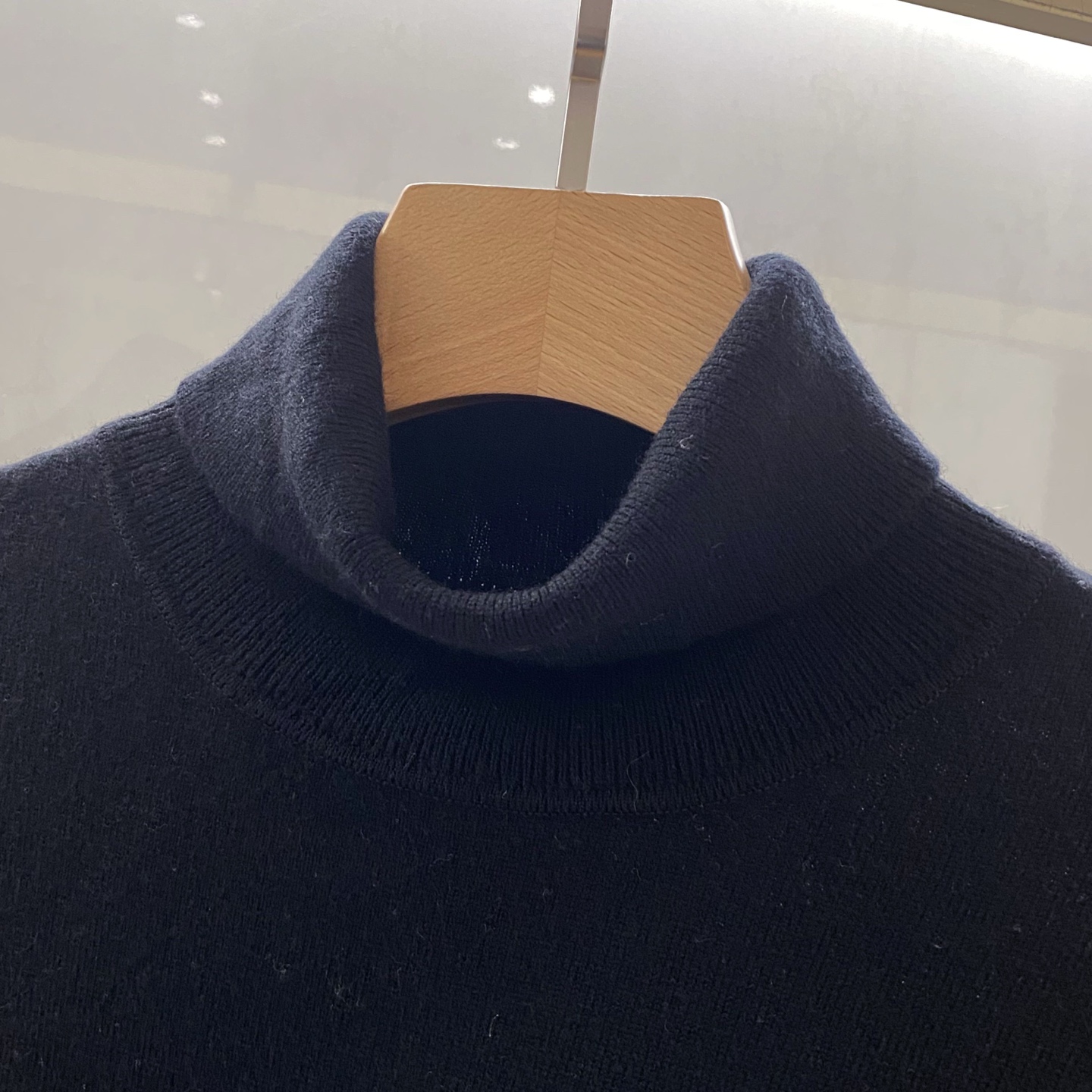 【都市精英衣橱新章｜G家高领针织衫从容登场】演绎意式简约，重塑商务型格。在商务与休闲的界限愈发模糊的当下