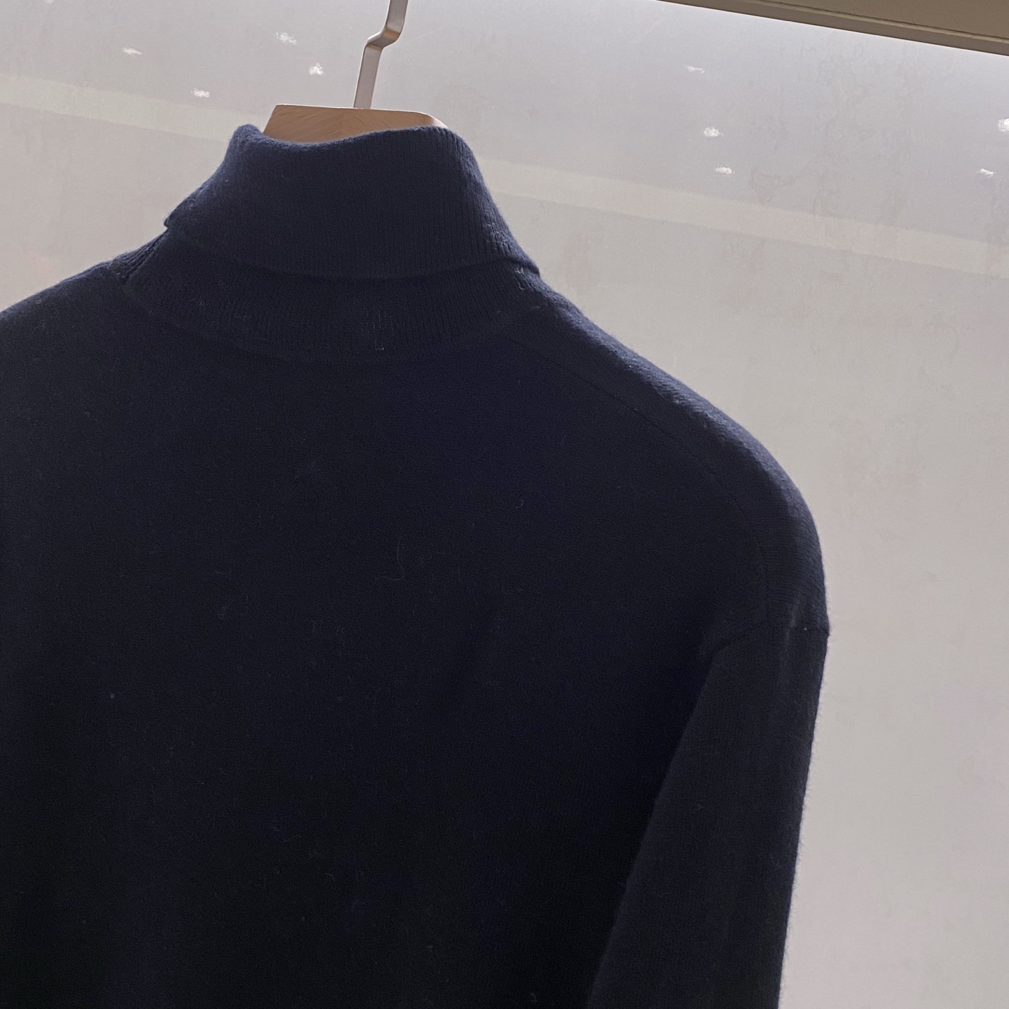 【都市精英衣橱新章｜G家高领针织衫从容登场】演绎意式简约，重塑商务型格。在商务与休闲的界限愈发模糊的当下