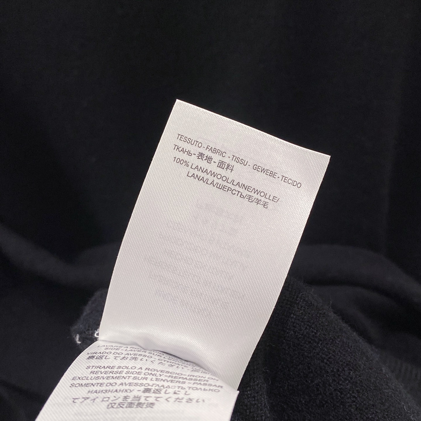 【都市精英衣橱新章｜G家高领针织衫从容登场】演绎意式简约，重塑商务型格。在商务与休闲的界限愈发模糊的当下