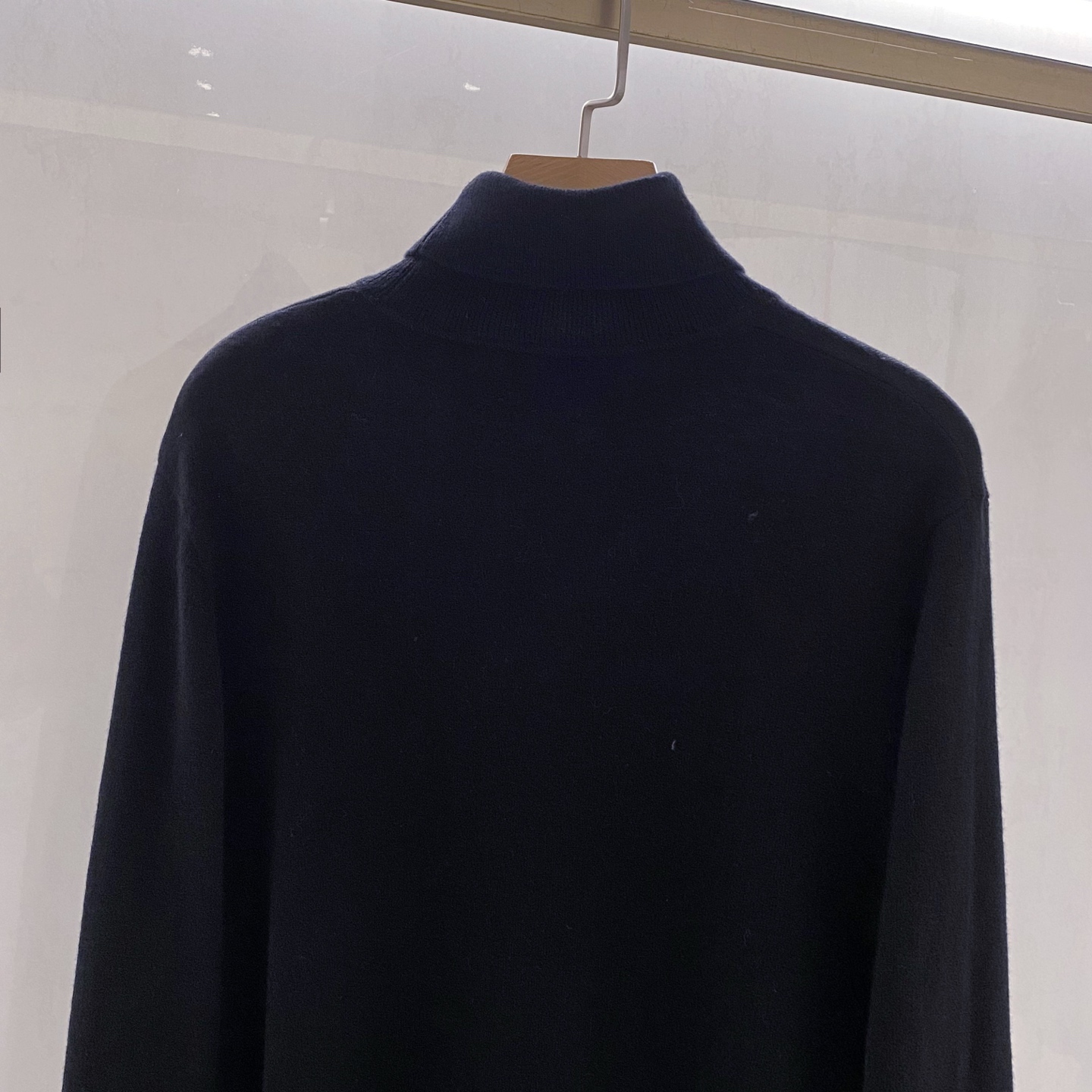 【都市精英衣橱新章｜G家高领针织衫从容登场】演绎意式简约，重塑商务型格。在商务与休闲的界限愈发模糊的当下