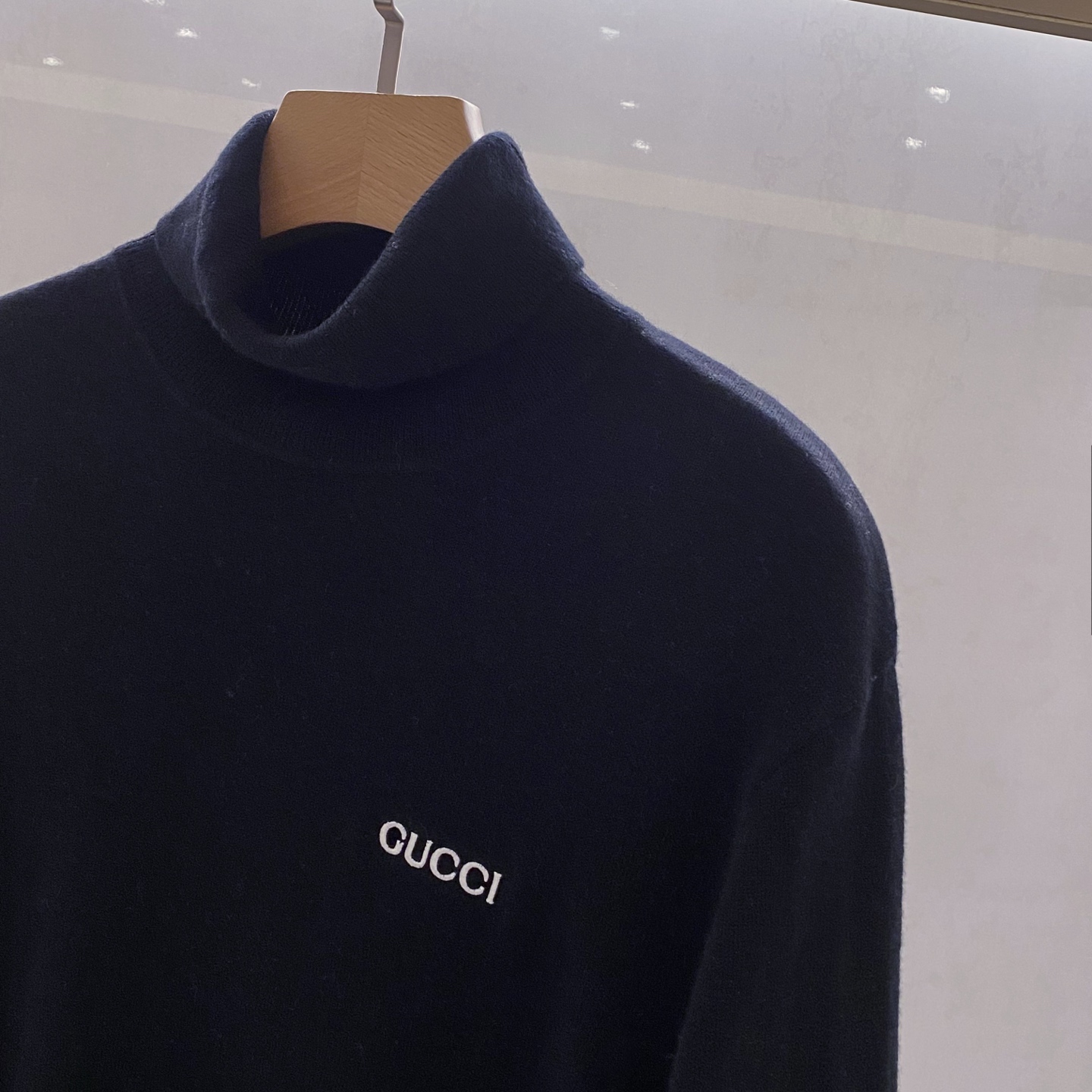 【都市精英衣橱新章｜G家高领针织衫从容登场】演绎意式简约，重塑商务型格。在商务与休闲的界限愈发模糊的当下