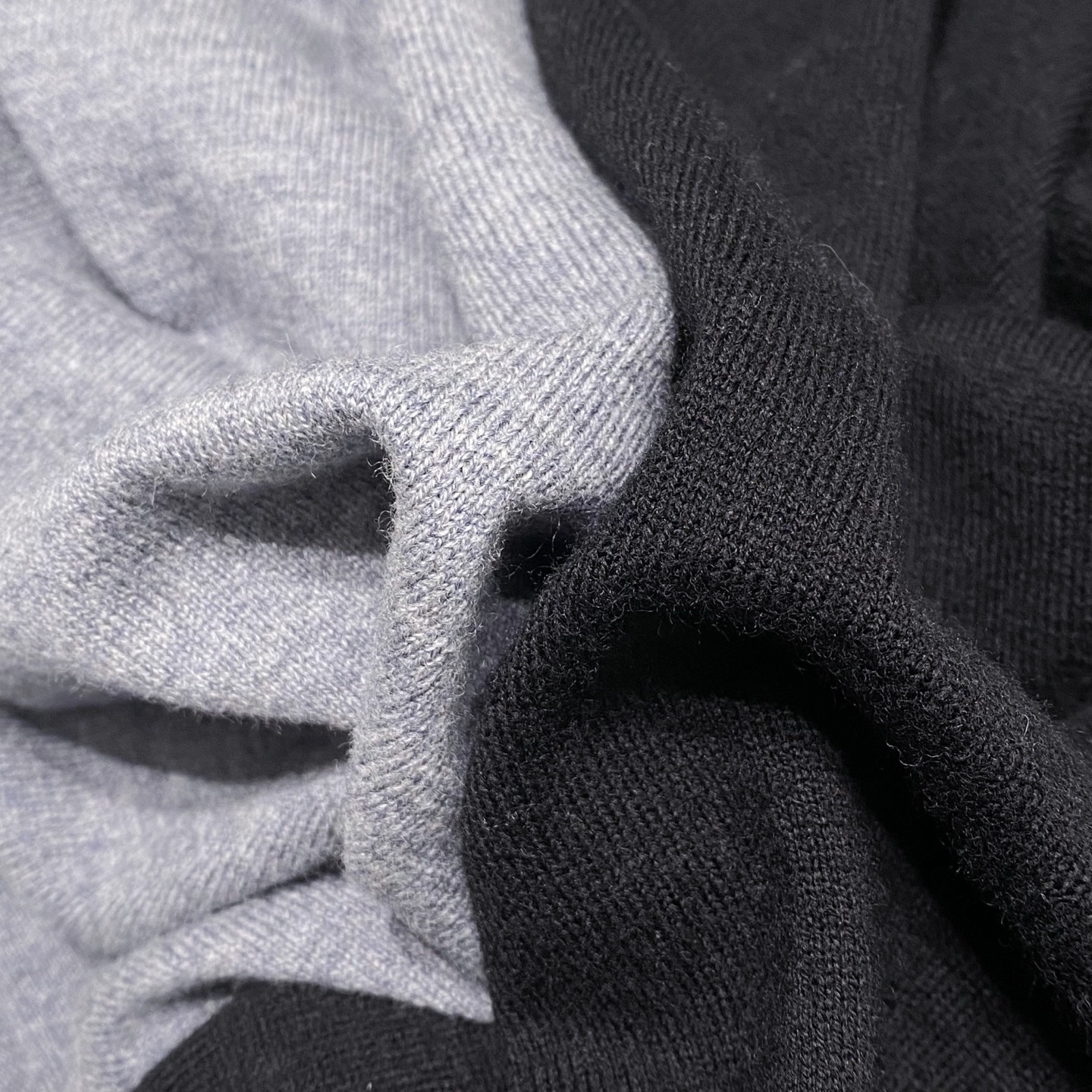 【都市精英衣橱新章｜G家高领针织衫从容登场】演绎意式简约，重塑商务型格。在商务与休闲的界限愈发模糊的当下