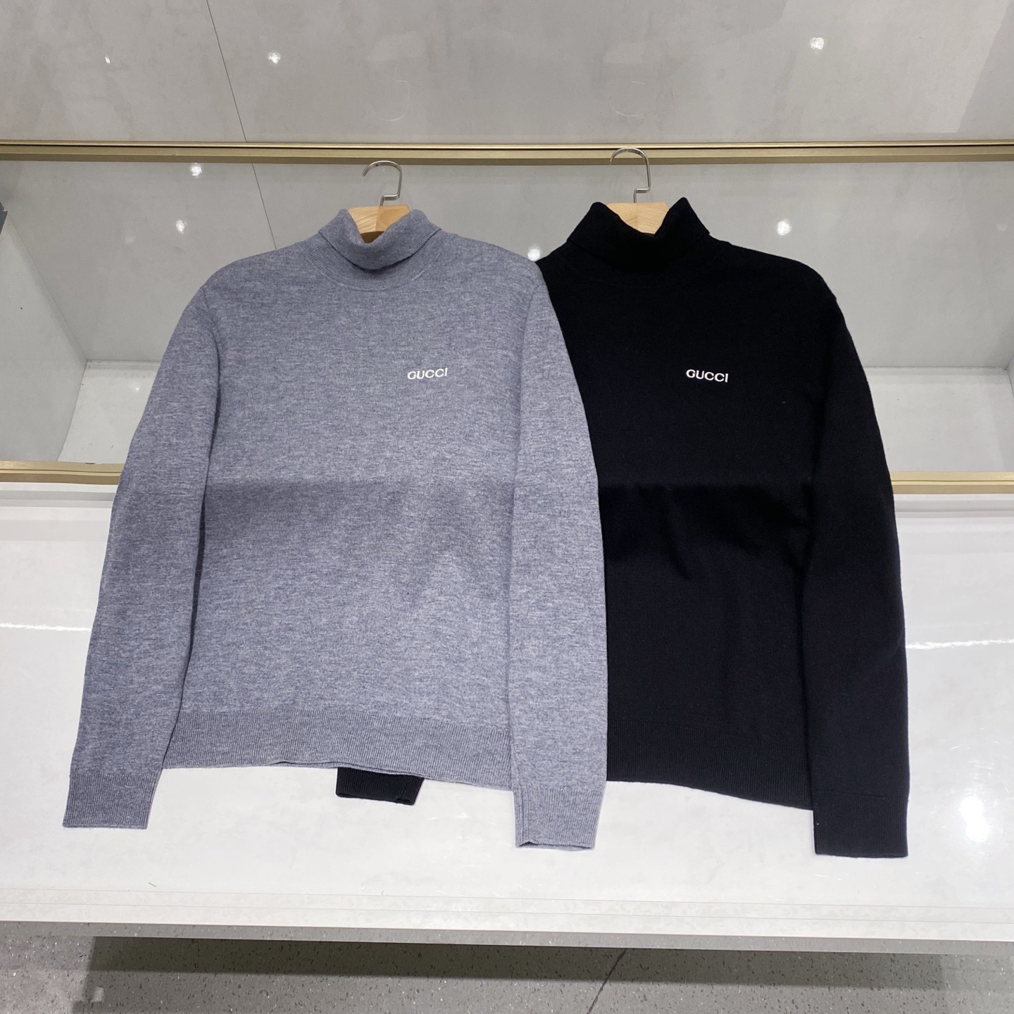 【都市精英衣橱新章｜G家高领针织衫从容登场】演绎意式简约，重塑商务型格。在商务与休闲的界限愈发模糊的当下