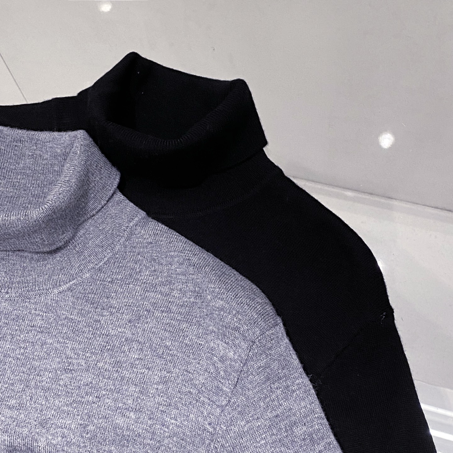 【都市精英衣橱新章｜G家高领针织衫从容登场】演绎意式简约，重塑商务型格。在商务与休闲的界限愈发模糊的当下