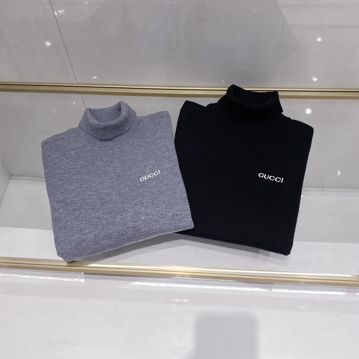 NO:646728,[A new chapter in the wardrobe of urban elites | G’s turtleneck sweaters are now here] Interpret Italian simplicity and reshape business style. At a time when the boundaries between business and leisure are becoming increasingly blurred, G’s turtleneck sweaters use simple design language to provide modern men with a decent and tasteful dressing answer.,,gucci,alexander wang19860909【都市精英衣橱新章｜G家高领针织衫从容登场】演绎意式简约,重塑商务型格. 在商务与休闲的界限愈发模糊的当下,G家高领针织衫以简约设计语言,为现代男士提供了一份得体且富有品味的穿搭答案.,,gucci,alexander wang,Men's clothing