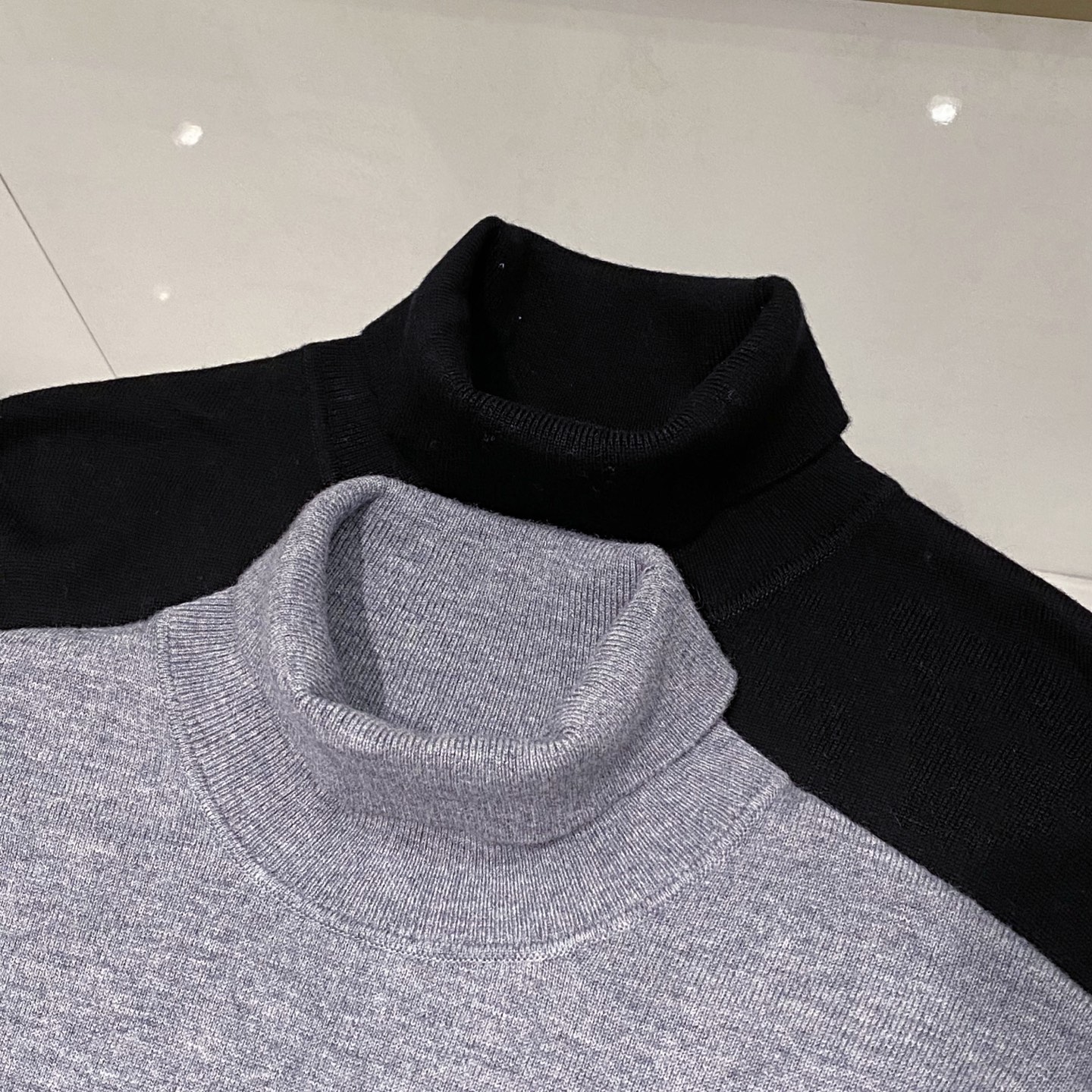 【都市精英衣橱新章｜G家高领针织衫从容登场】演绎意式简约，重塑商务型格。在商务与休闲的界限愈发模糊的当下