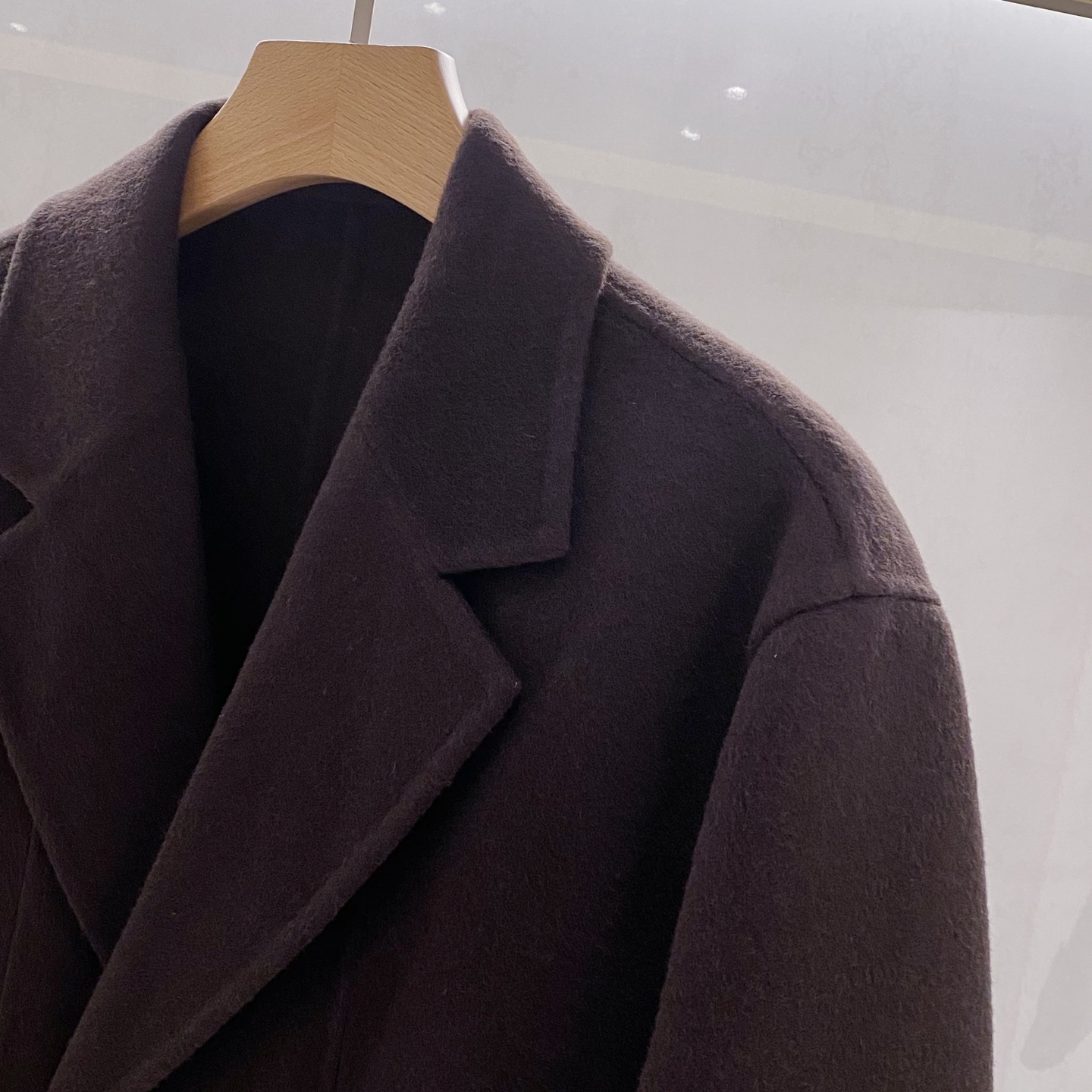 【典藏臻品】H家族男士25年秋冬最新羊绒羊毛混纺大衣臻品问世，时光与匠心的永恒对话！承袭百年工坊的皮革缝