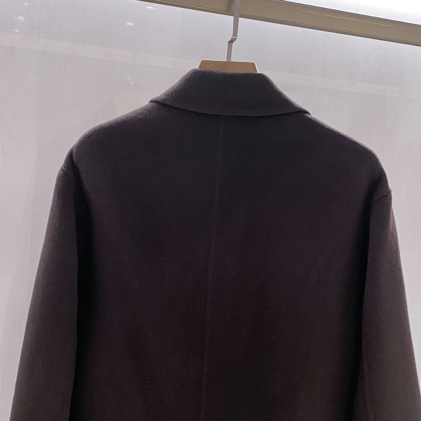 【典藏臻品】H家族男士25年秋冬最新羊绒羊毛混纺大衣臻品问世，时光与匠心的永恒对话！承袭百年工坊的皮革缝