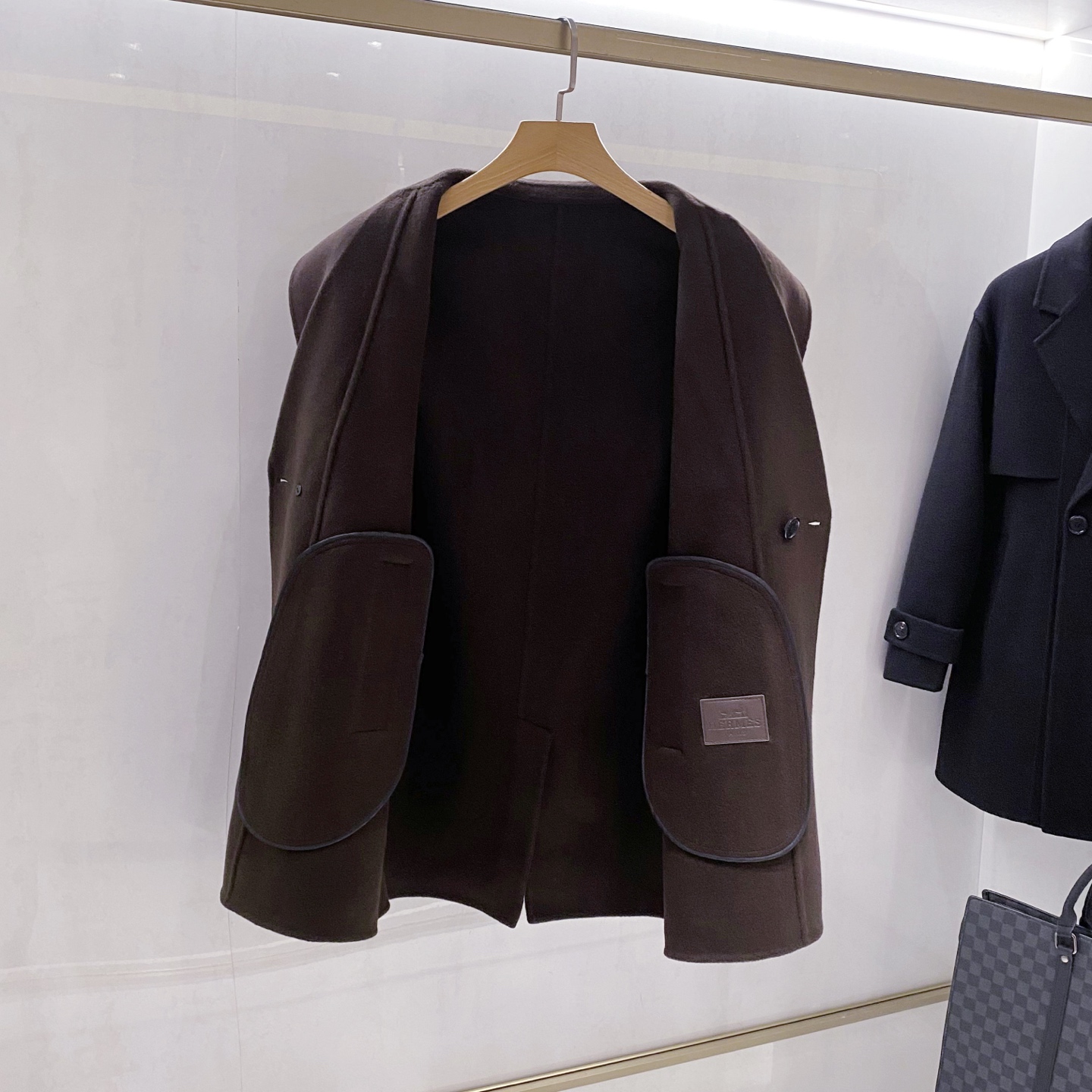 【典藏臻品】H家族男士25年秋冬最新羊绒羊毛混纺大衣臻品问世，时光与匠心的永恒对话！承袭百年工坊的皮革缝