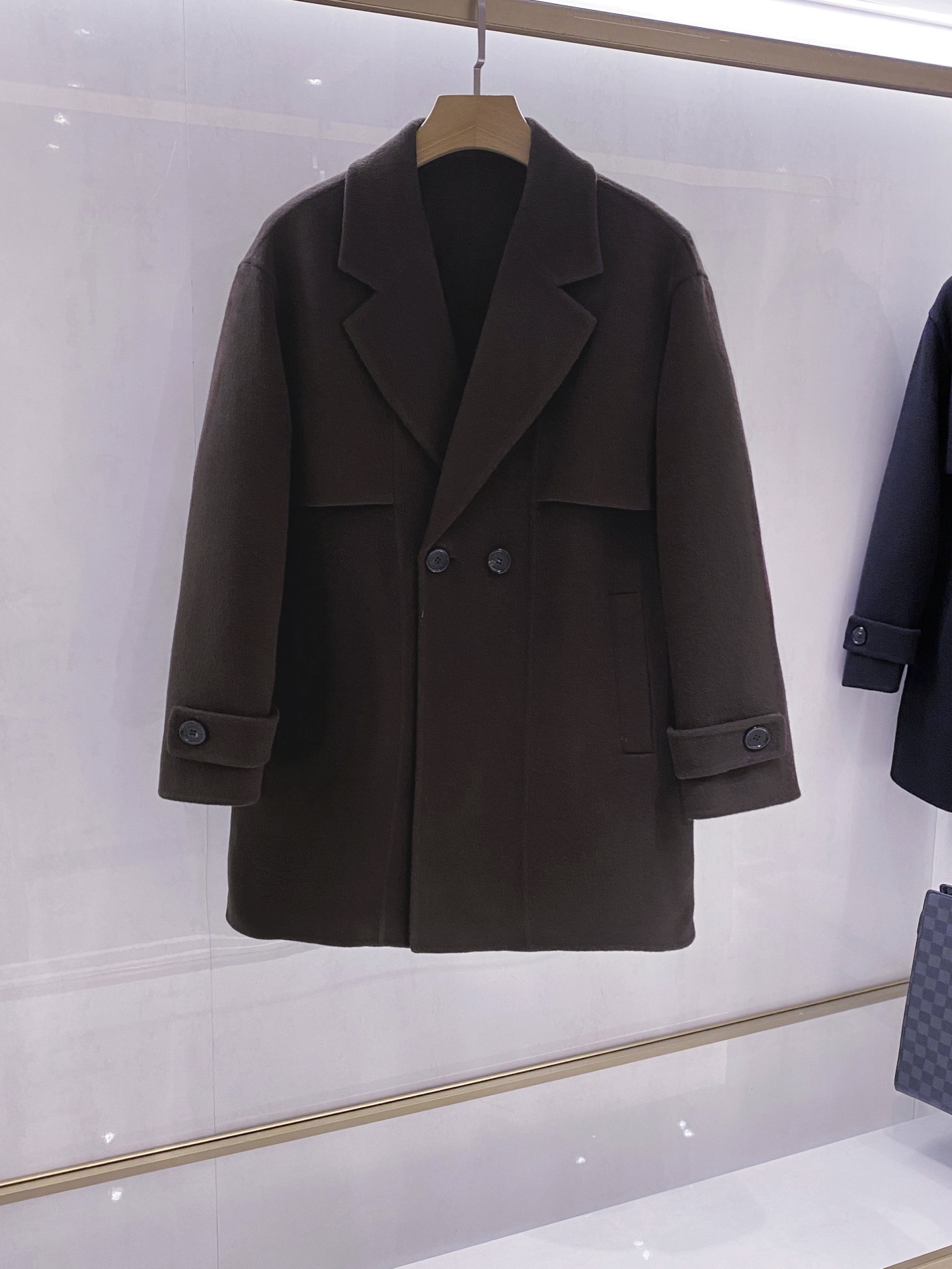 【典藏臻品】H家族男士25年秋冬最新羊绒羊毛混纺大衣臻品问世，时光与匠心的永恒对话！承袭百年工坊的皮革缝