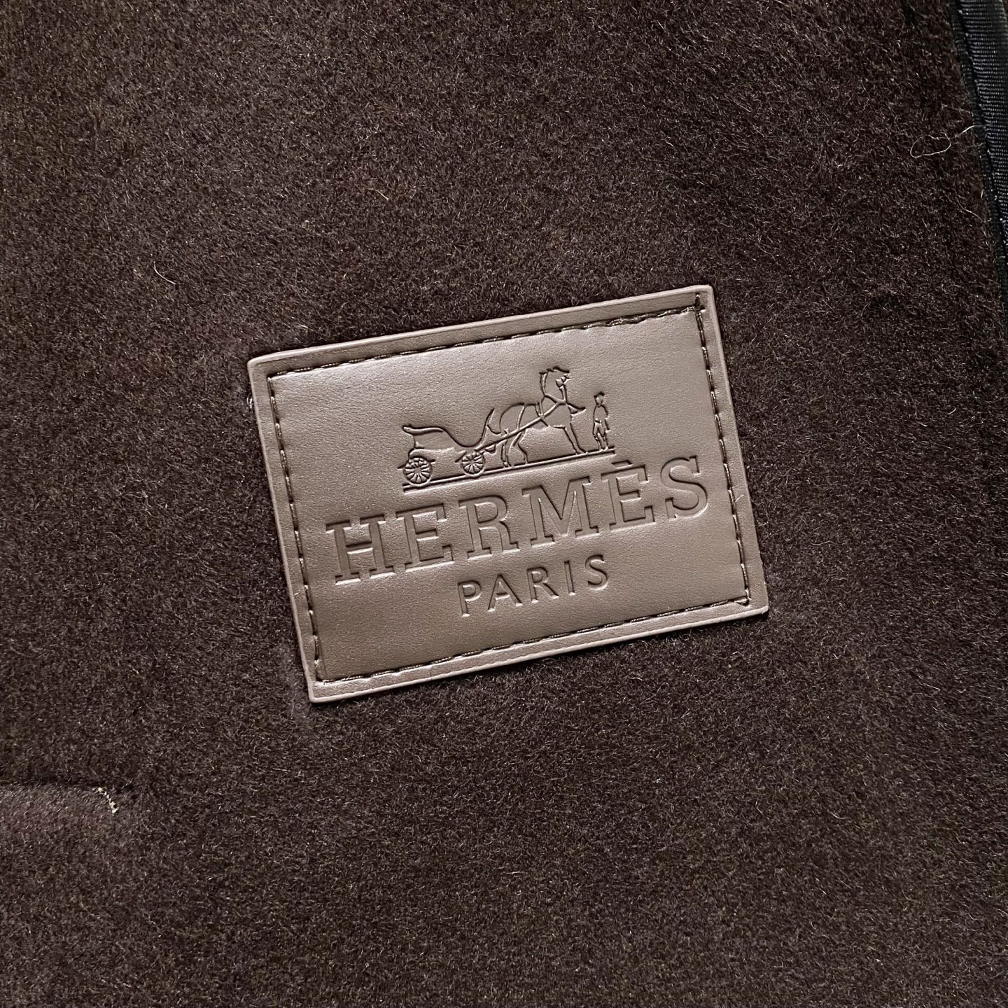 【典藏臻品】H家族男士25年秋冬最新羊绒羊毛混纺大衣臻品问世，时光与匠心的永恒对话！承袭百年工坊的皮革缝