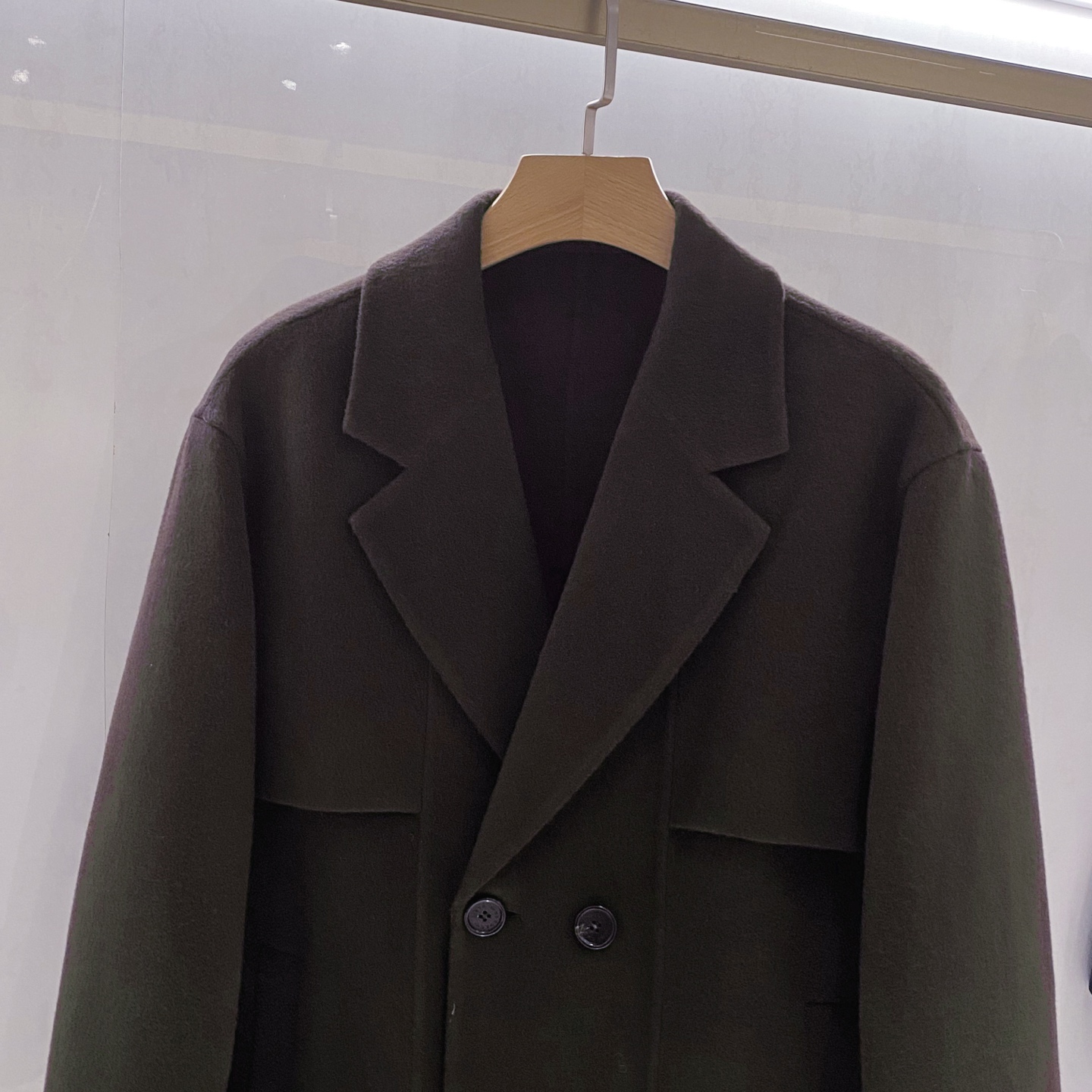 【典藏臻品】H家族男士25年秋冬最新羊绒羊毛混纺大衣臻品问世，时光与匠心的永恒对话！承袭百年工坊的皮革缝