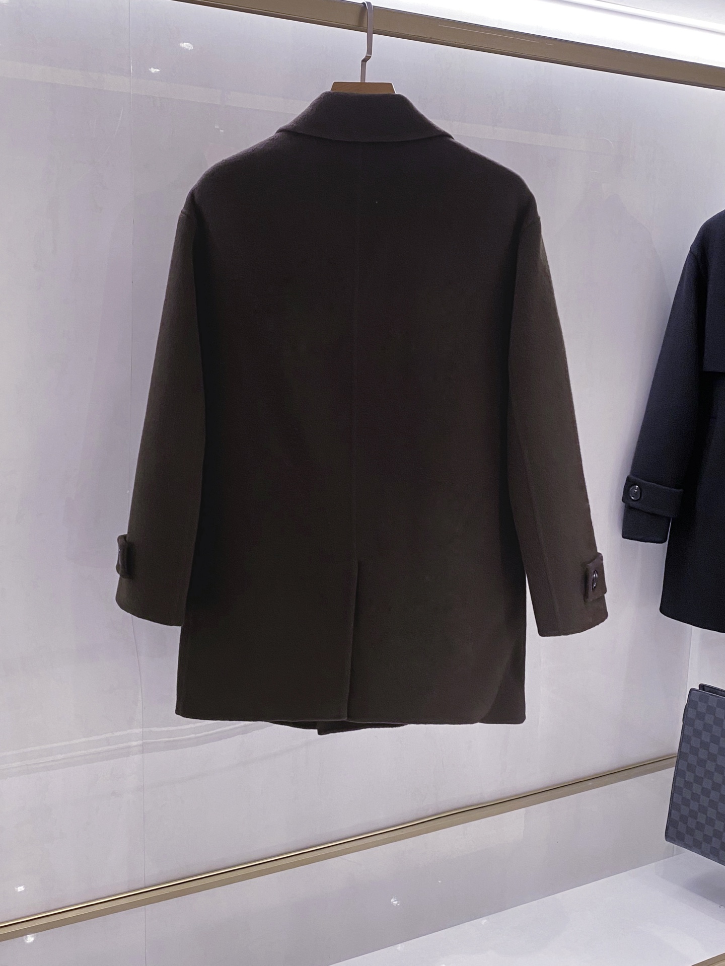 【典藏臻品】H家族男士25年秋冬最新羊绒羊毛混纺大衣臻品问世，时光与匠心的永恒对话！承袭百年工坊的皮革缝