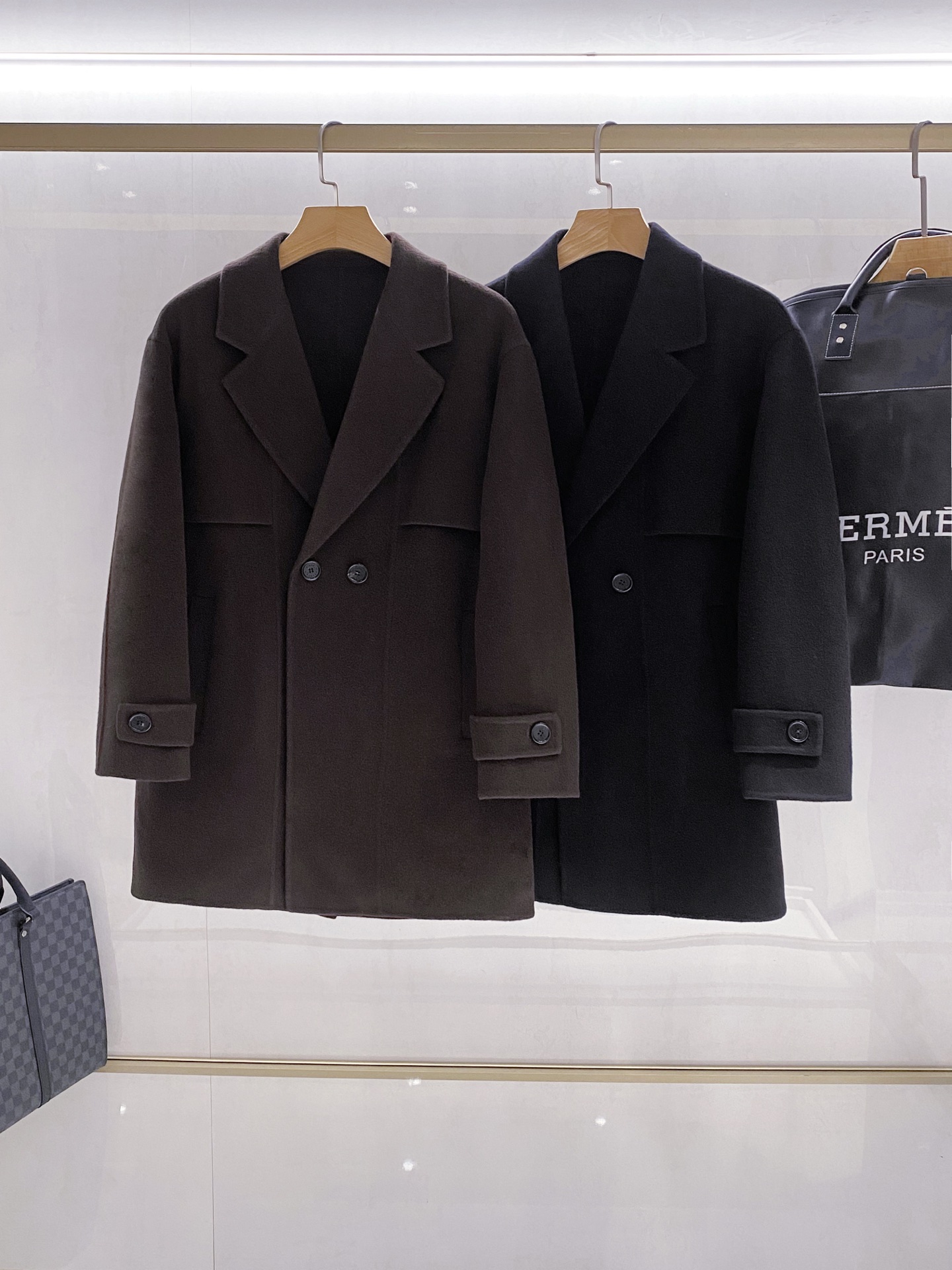 NO:646723,[Premium Collection] H Family Men's latest cashmere and wool blended coats for autumn and winter 25 are released, an eternal dialogue between time and ingenuity!  Inheriting the leather sewing skills of the century-old workshop, this coat reshapes the aesthetics of winter clothing with the H family's unique craft philosophy, continuing the glorious gene of the equestrian family in every stitch. [The legendary encounter between rare materials, prairie and craftsmanship]  The top-quality cashmere from the Mongolian Plateau is carefully selected, and only the softest virgin hair under the goat's neck is taken, with a fiber diameter of only 13.8 microns. After the H family's original 'double suede' process, the fabric presents a velvet-like delicate luster, and feels as soft as when the first snow melts. However, it has 30 higher warmth retention than ordinary cashmere, and can still maintain a constant temperature experience in the cold wind of Paris's deep winter. [The silhouette design shapes contemporary style]  The shape of the three-dimensional lapel has been polished many times, and the arc and width accurately fit the modern aesthetic. It not only retains the neat temperament of the suit collar, but also adds elegance due to the warm texture of wool. The overall design is three-dimensional, and the shoulder lines are smooth and fit the body shape. It is unrestricted when moving, just like a second layer of skin.  ; The waistline is converged through the micro-profile, and the body proportions are modified without leaving any trace, so that the coat can achieve a harmonious unity between relaxation and slimming. The clothes are graceful when walking, always maintaining a smooth silhouette, perfectly blending the modern style with the flexibility of the fabric. [The details are condensed in the subtleties to see the true seal]  The buttons are specially selected with matte black horn buttons, and the edges are rounded and polished. The engraved brand letters LOGO are looming. Each button is like a carefully carved art accessory, forming a subtle texture echo with the texture of wool.  The inner lining is made of high-count triacetate blended fabric, which feels as smooth as a feather. It not only enhances wearing comfort, but also ensures smooth and easy putting on and taking off. It also helps maintain the long-lasting stiffness of the coat's shape, and the inner details show extraordinary taste. [Scene Narration spans centuries of style inheritance]  From an early morning meeting on Fuba Avenue to a dinner in the suburbs of Saint-Honoré, from a carriage parade in New York's Central Park to a late-night club in Tokyo's Marunouchi. This coat can be paired with a custom suit to interpret the modern gentleman's code, or it can be worn casually over a cashmere sweater to recreate the style of a movie star in the 1960s. The leather care manual that comes with the coat records the coat maintenance philosophy passed down through the generations. [Diversified interpretation of style companions across occasions]  Whether worn with a shirt and a suit to show off the sophisticated temperament of a workplace elite, or paired with a high-neck knitted sweater to enjoy leisure time in a weekend cafe, it can be handled with ease. In spring and autumn, it can be worn open to show a free and easy look, and in late winter, it can be paired with cashmere accessories of the same color to build a warm barrier that combines style and function. A coat is a fashion carrier that can control multiple scenes. Color Camel, Carbon Black Size M-XXXL, sweaters, shirts, business  suit,alexander wang19860909【典藏臻品】H家族男士25年秋冬最新羊绒羊毛混纺大衣臻品问世,时光与匠心的永恒对话！ 承袭百年工坊的皮革缝制技艺,这款大衣以H家独有的工艺哲学重塑冬日着装美学,在每一针脚间延续马术家族的荣耀基因.【珍稀材质草原与工艺的传奇相遇】 严选蒙古高原顶级羊绒,仅取山羊颈下最细软的初生绒毛,纤维直径仅13.8微米.经由H家独创的“双绒面”工艺处理,面料呈现如天鹅绒般的细腻光泽,触感似初雪融化时般轻柔,却拥有比普通羊绒高出30的保暖性,在巴黎深冬的寒风中仍能保持恒温体验.【廓形设计为当代风度赋形】 立体翻领造型经多次打磨,弧线与宽度精准契合现代审美,既保留西装领的利落气质,又因羊毛的温润质感而更添儒雅风度.整体采用立体剪裁,肩部线条流畅贴合身形,活动时毫无拘束,宛若第二层肌肤；腰线通过微廓形收敛,不着痕迹地修饰身形比例,使大衣在松弛与修身之间达成和谐统一,步履间衣袂翩跹,始终维持垂顺利落的轮廓,将现代型格与面料的柔韧完美相融.【细节凝萃于细微处见真章】 纽扣特选哑光黑牛角扣,边缘进行圆润抛光,镌刻的品牌字母LOGO若隐若现,每一颗都如精心雕琢的艺术配件,与羊毛的肌理形成质感上的巧妙呼应. 内衬采用高支三醋酸混纺里布,触感如羽翼般顺滑,不仅增强穿着舒适度,更确保穿脱流畅自如,同时辅助维持大衣版型的持久挺括,于内里细节彰显不凡品味.【场景叙事跨越世纪的风格传承】 从福宝大道的清晨会议到圣奥诺雷郊区的晚宴,从纽约中央公园的马车巡游到东京丸之内的深夜俱乐部.这件大衣既能搭配定制西装诠释现代绅士准则,也可随性披在羊绒毛衣外重现1960年代电影巨星的风采.随衣附赠的皮质保养手册,记载着历代传承的大衣养护哲学.【多元演绎跨越场合的风格伴侣】 无论是内搭衬衫与西服展现职场精英的干练气质,还是搭配高领针织在周末咖啡馆享受悠闲时光,它皆能从容应对.春秋时节可敞开穿着尽显洒脱,深冬时节则可搭配同色系羊绒配件,构筑兼具风度与功能的温暖屏障.一件大衣,即是一个能够驾驭多重场景的时尚载体. 颜色驼色、炭黑 尺码M-XXXL,,sweaters,shirts,business suit,alexander wang,Men's clothing