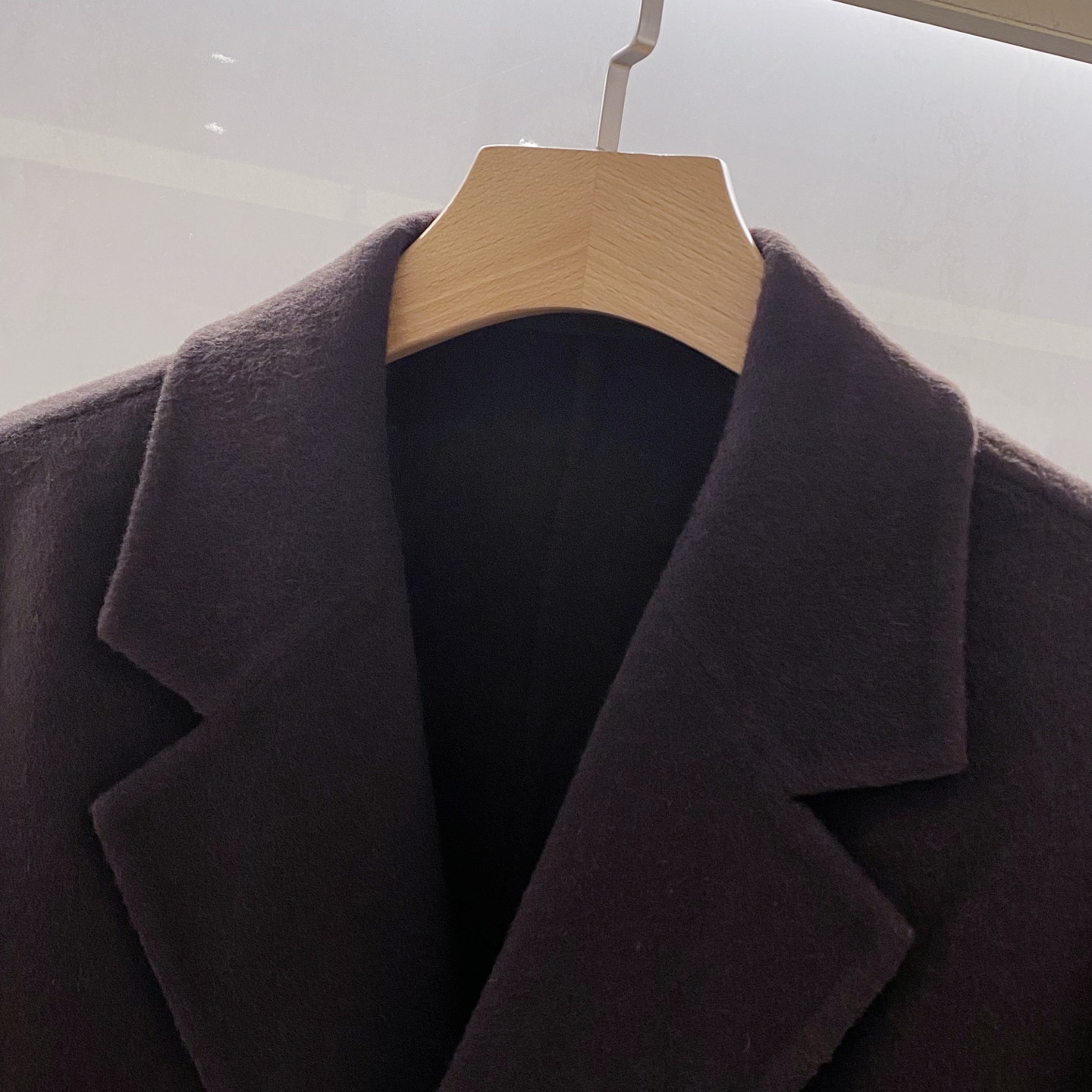 【典藏臻品】H家族男士25年秋冬最新羊绒羊毛混纺大衣臻品问世，时光与匠心的永恒对话！承袭百年工坊的皮革缝