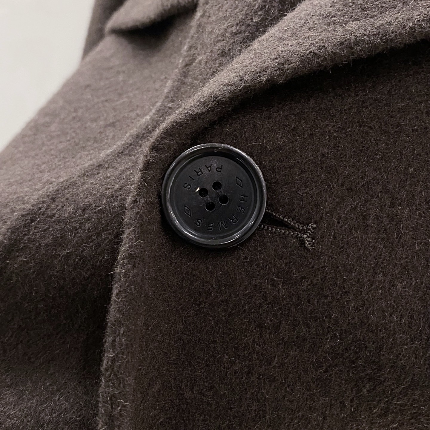 【典藏臻品】H家族男士25年秋冬最新羊绒羊毛混纺大衣臻品问世，时光与匠心的永恒对话！承袭百年工坊的皮革缝