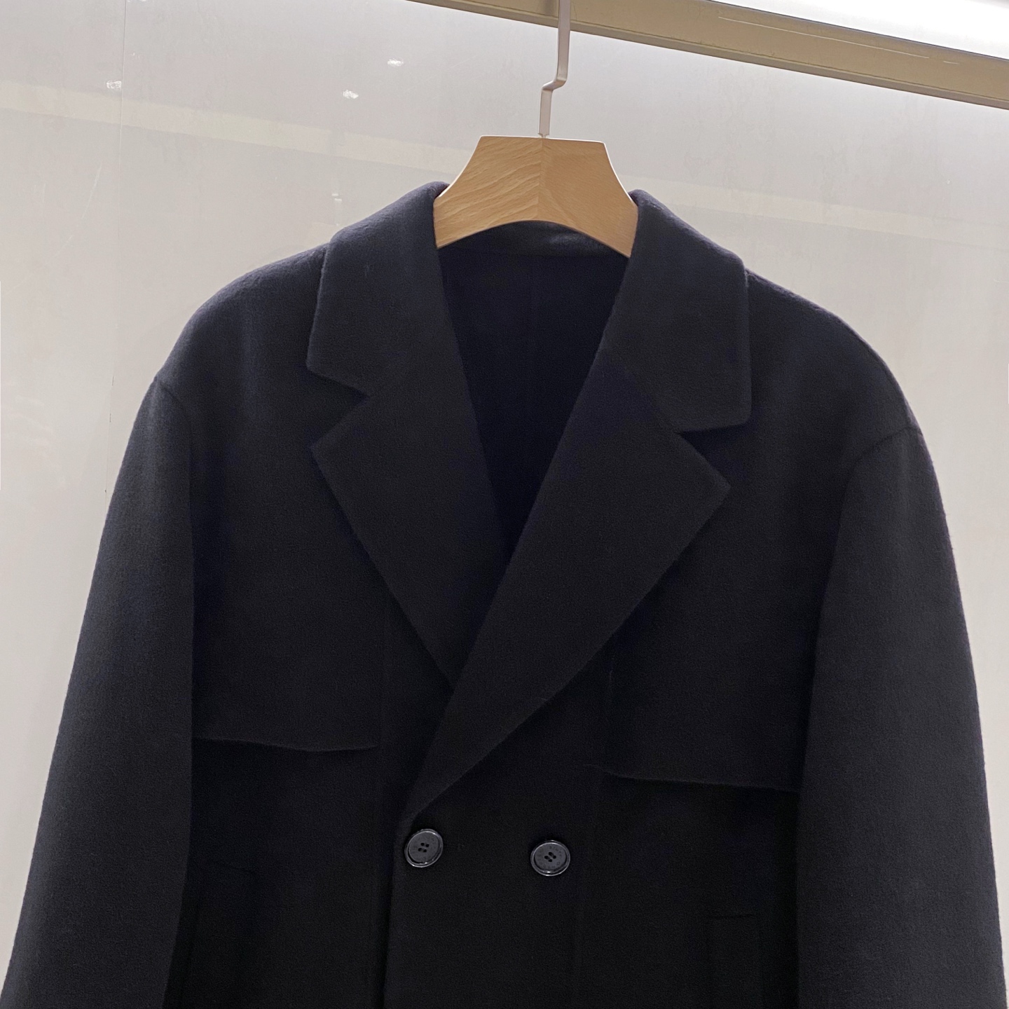 【典藏臻品】H家族男士25年秋冬最新羊绒羊毛混纺大衣臻品问世，时光与匠心的永恒对话！承袭百年工坊的皮革缝