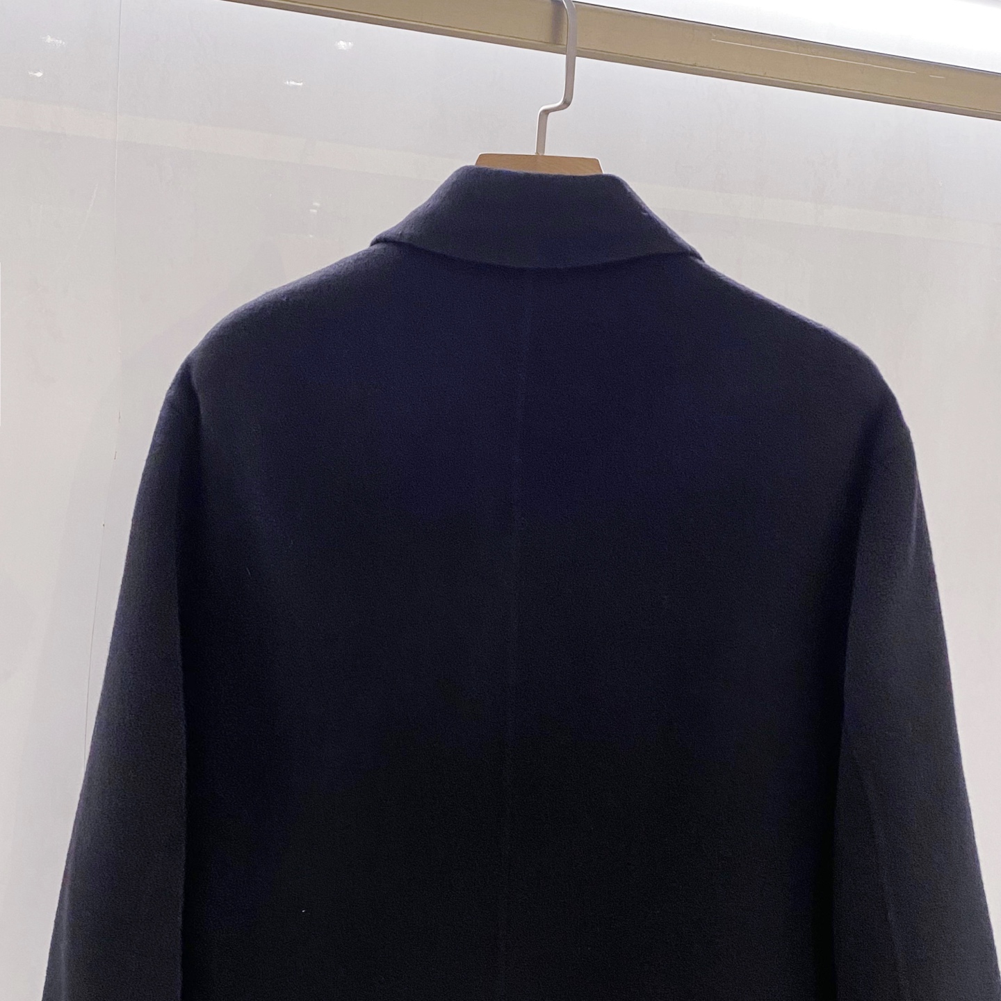 【典藏臻品】H家族男士25年秋冬最新羊绒羊毛混纺大衣臻品问世，时光与匠心的永恒对话！承袭百年工坊的皮革缝