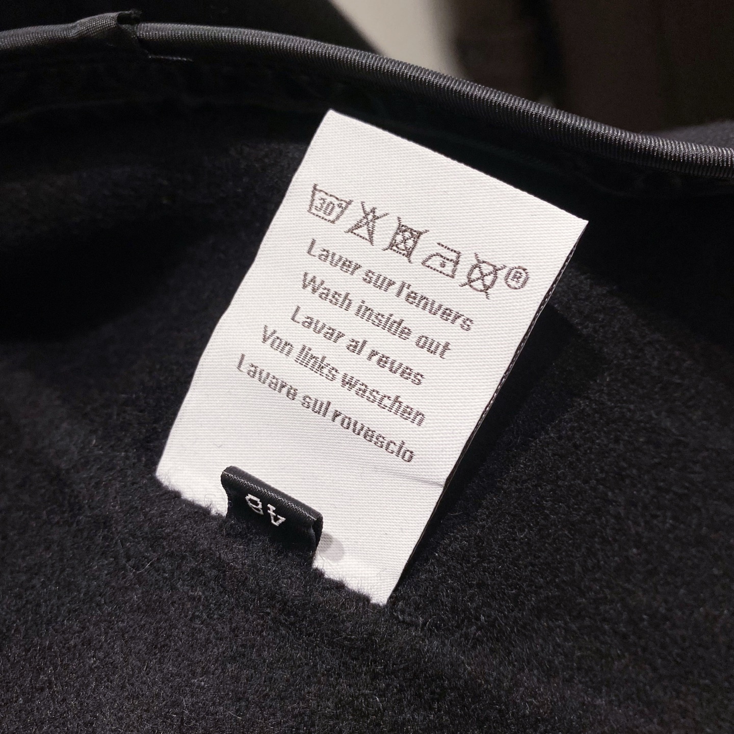 【典藏臻品】H家族男士25年秋冬最新羊绒羊毛混纺大衣臻品问世，时光与匠心的永恒对话！承袭百年工坊的皮革缝