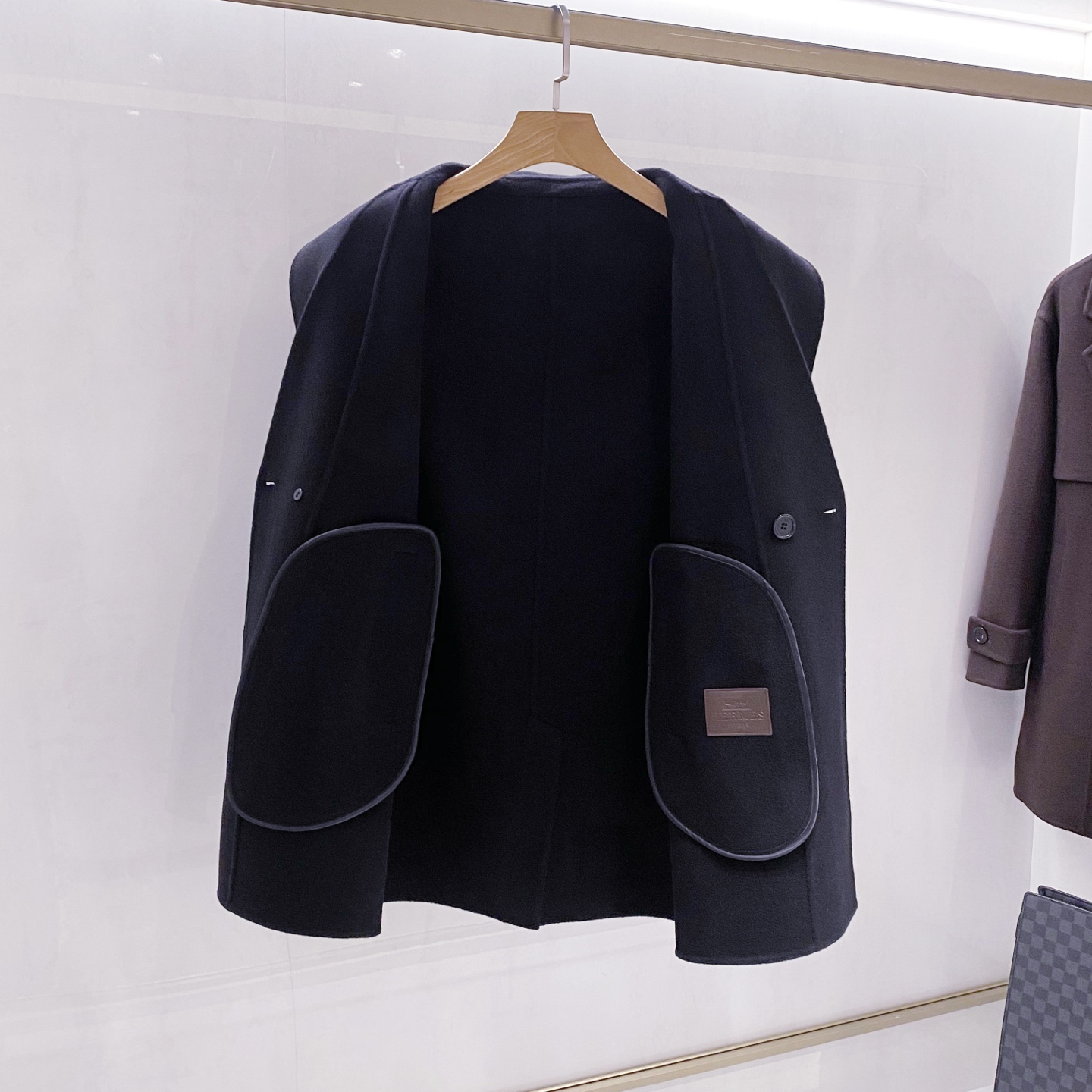 【典藏臻品】H家族男士25年秋冬最新羊绒羊毛混纺大衣臻品问世，时光与匠心的永恒对话！承袭百年工坊的皮革缝