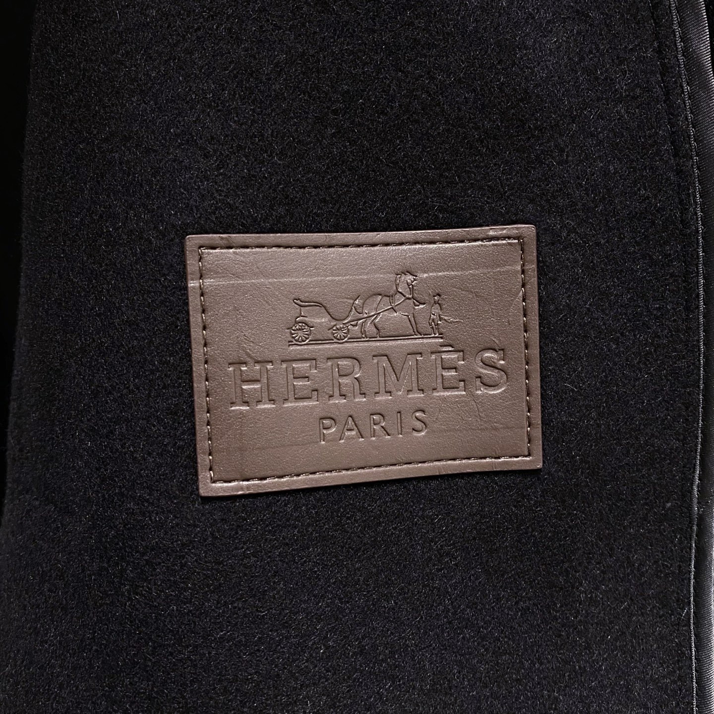 【典藏臻品】H家族男士25年秋冬最新羊绒羊毛混纺大衣臻品问世，时光与匠心的永恒对话！承袭百年工坊的皮革缝